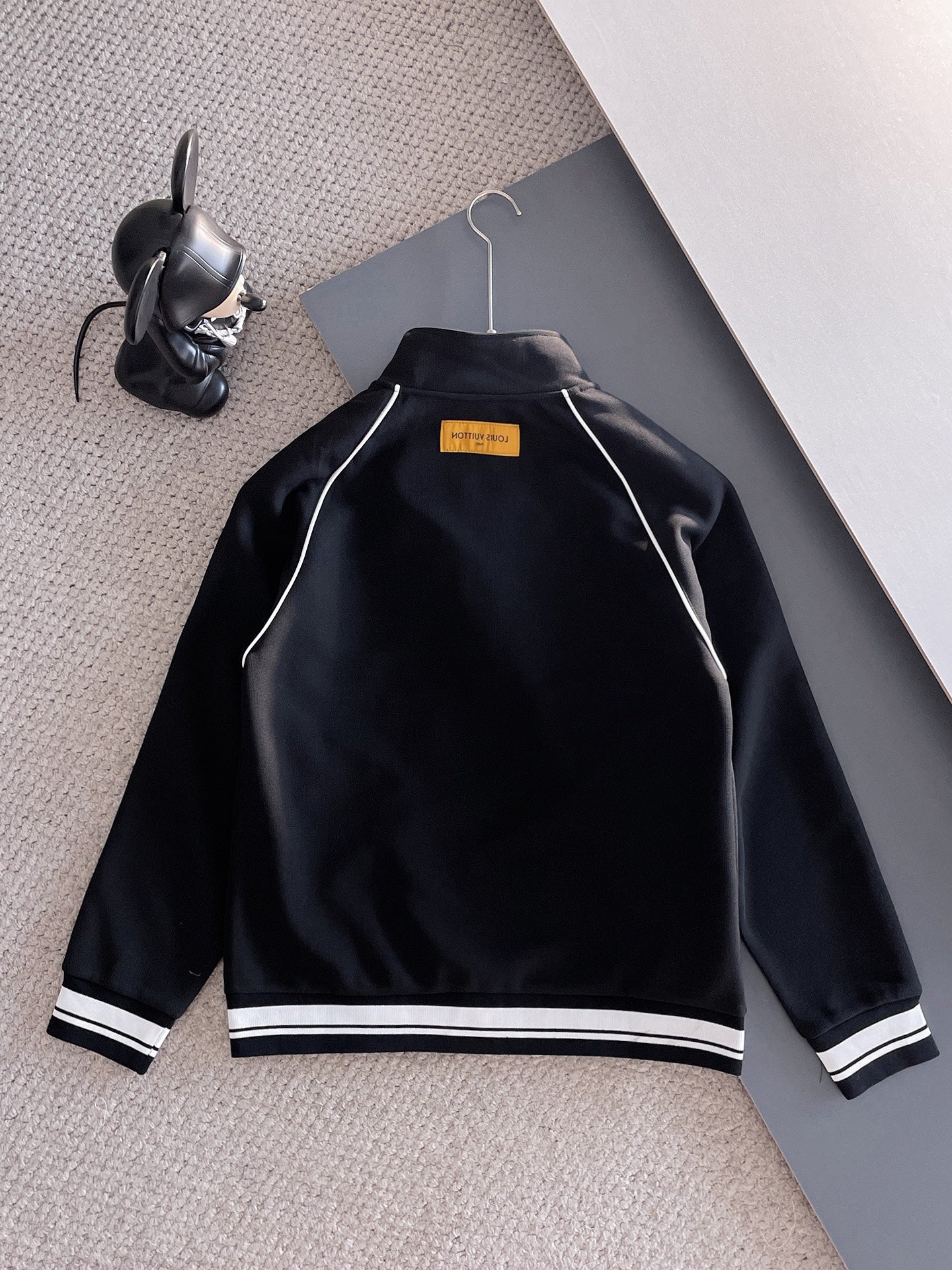 LV Men’s 2024 Fall/Winter Luxury Tracksuit – Boutique Edition, Premium Fabric, Refined Craftsmanship