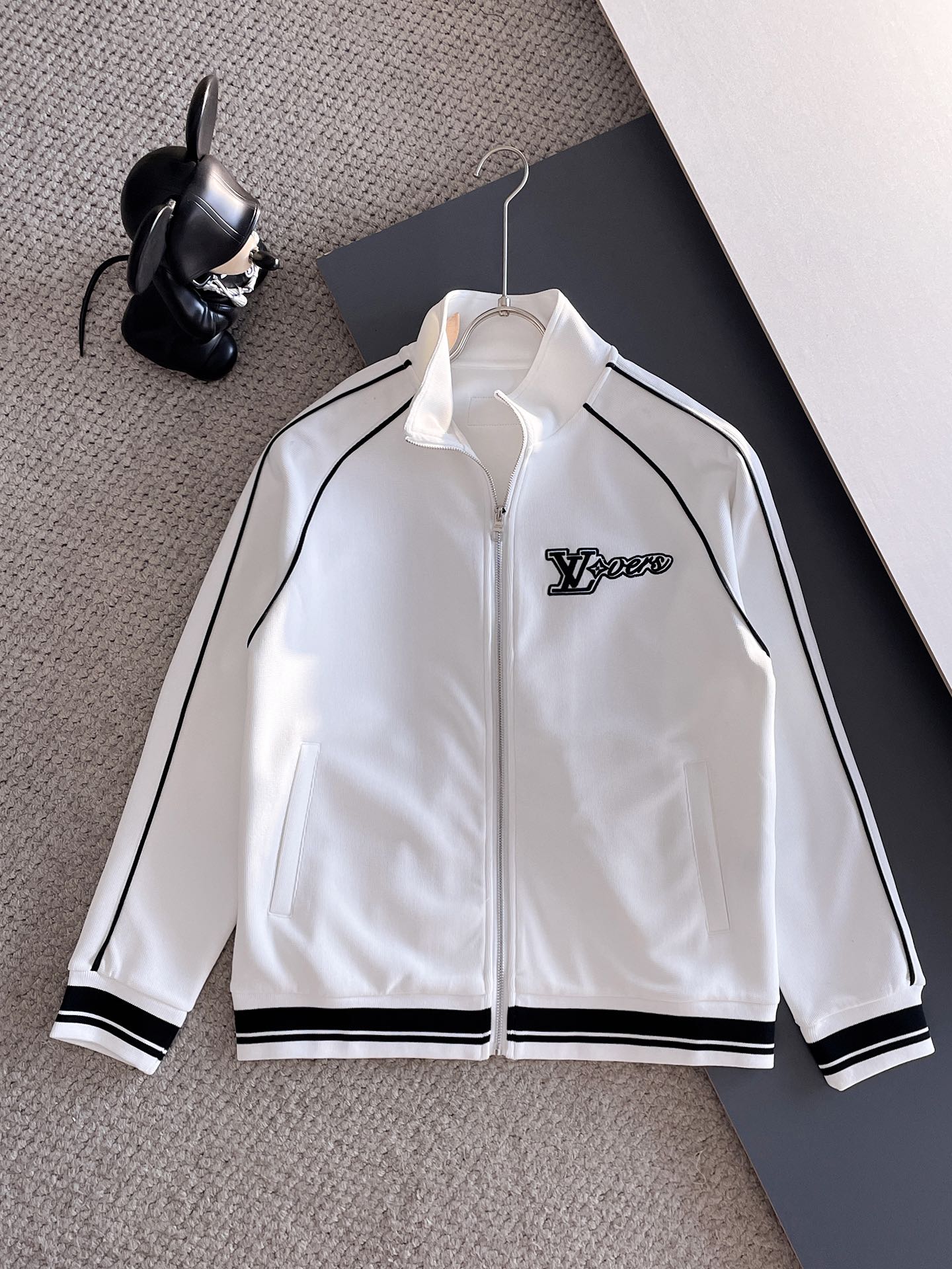 LV Men’s 2024 Fall/Winter Tracksuit – Boutique Edition, Premium Fabric, Luxury Craftsmanship