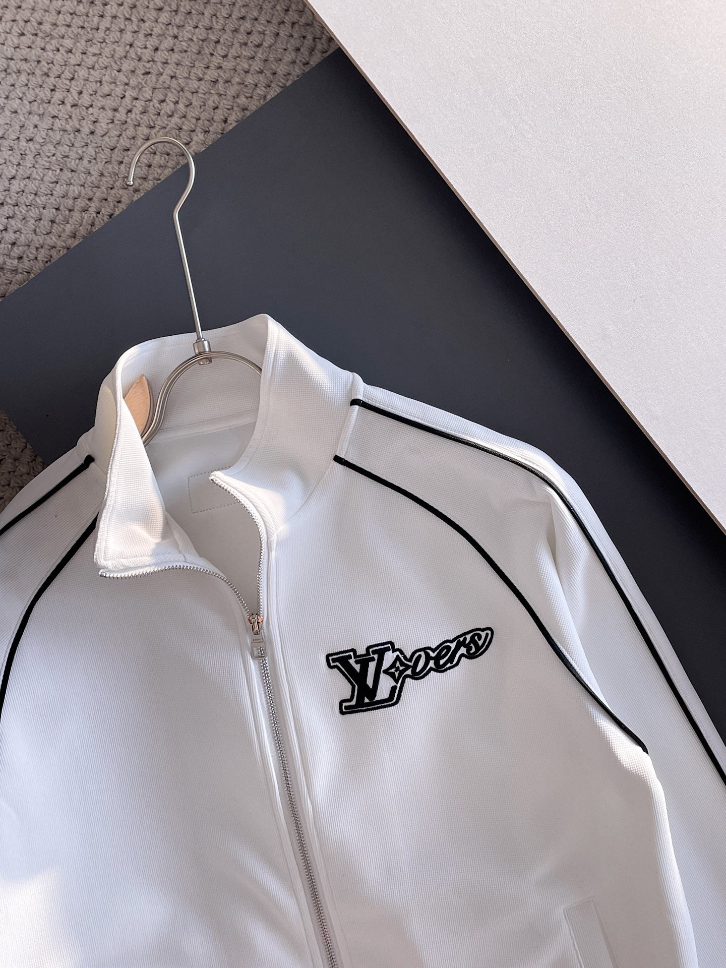 LV Men’s 2024 Fall/Winter Tracksuit – Boutique Edition, Premium Fabric, Luxury Craftsmanship