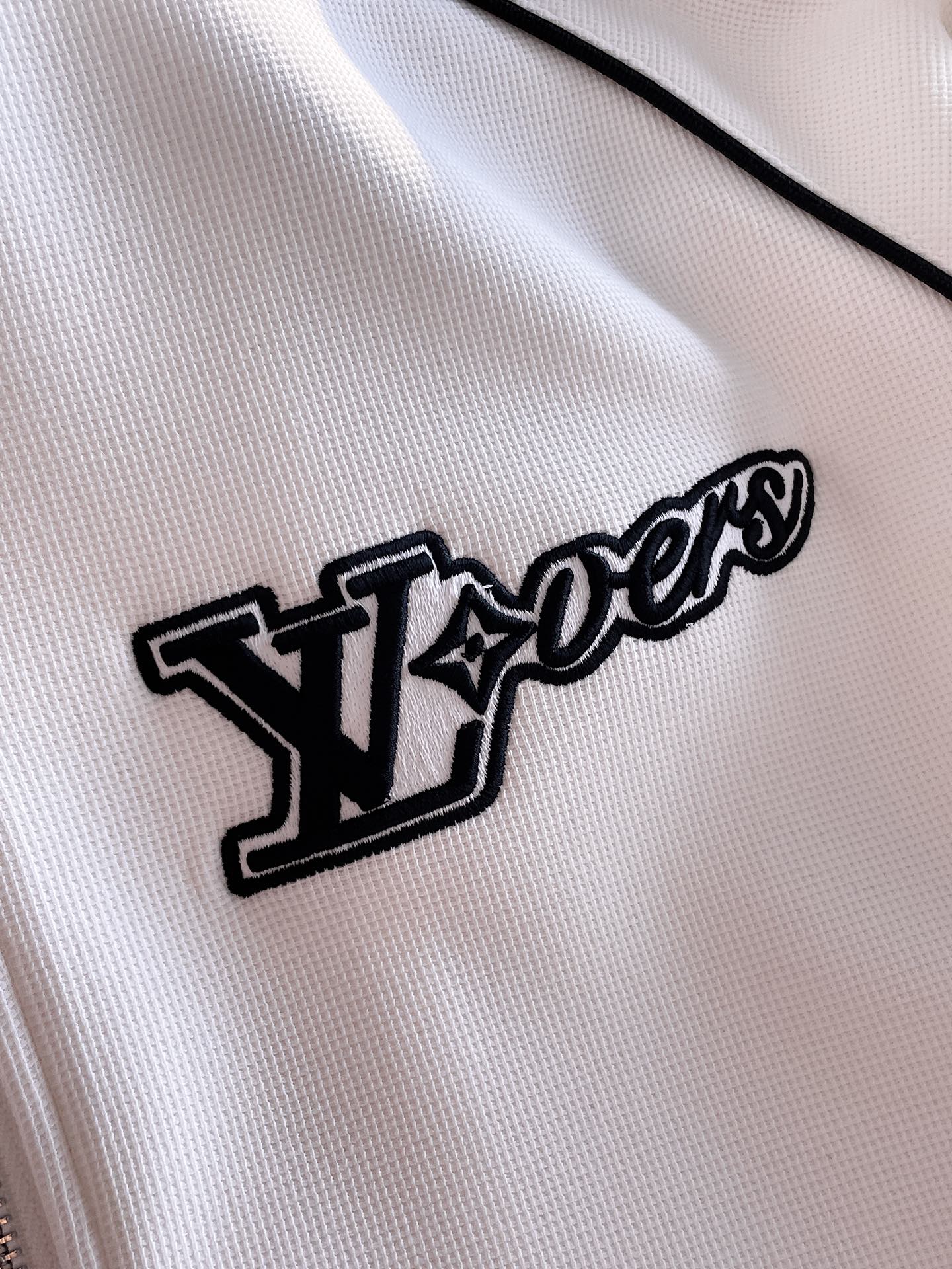 LV Men’s 2024 Fall/Winter Tracksuit – Boutique Edition, Premium Fabric, Luxury Craftsmanship