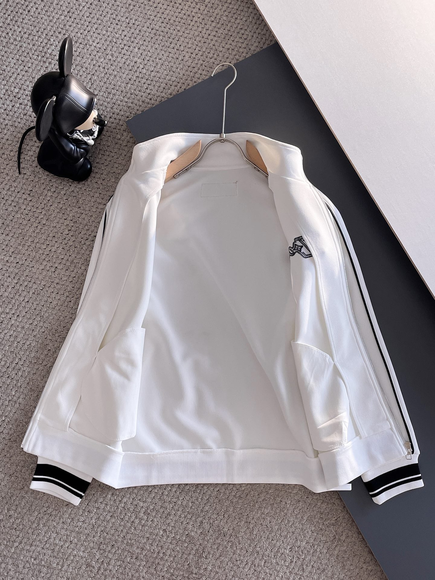 LV Men’s 2024 Fall/Winter Tracksuit – Boutique Edition, Premium Fabric, Luxury Craftsmanship