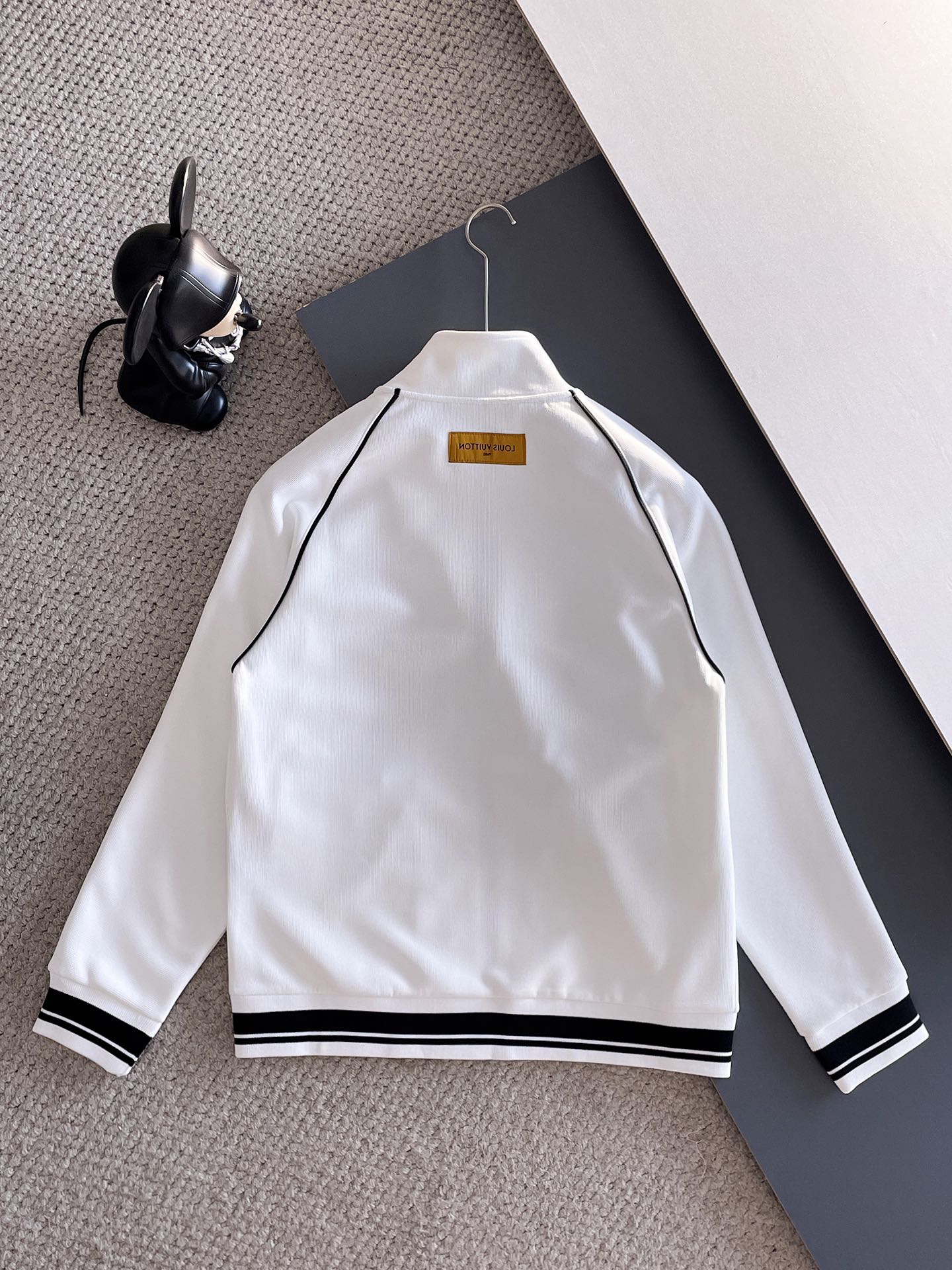 LV Men’s 2024 Fall/Winter Tracksuit – Boutique Edition, Premium Fabric, Luxury Craftsmanship