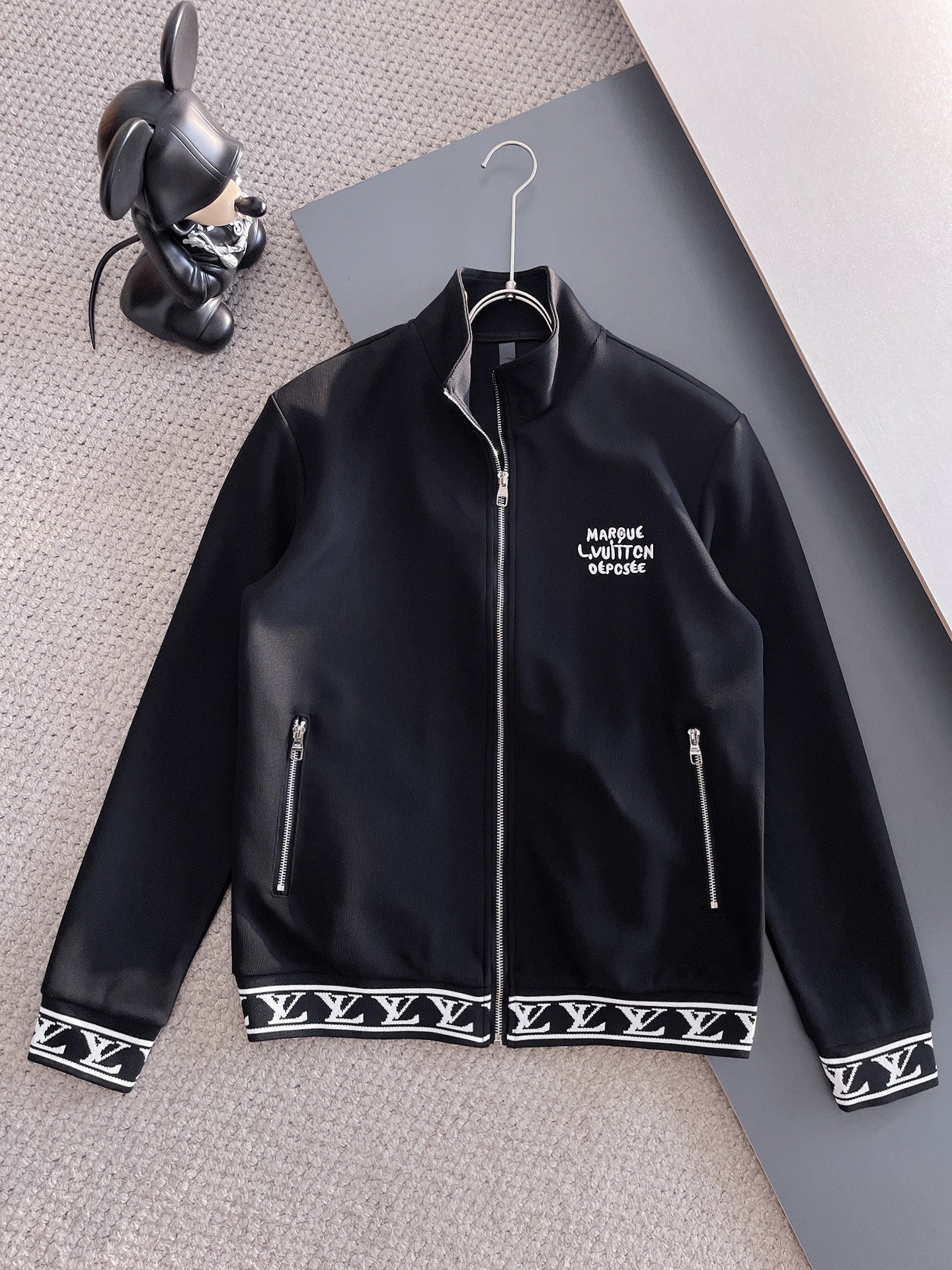 LV Men’s 2024 Fall/Winter Luxury Tracksuit – Boutique Edition, Premium Fabric, Timeless Elegance