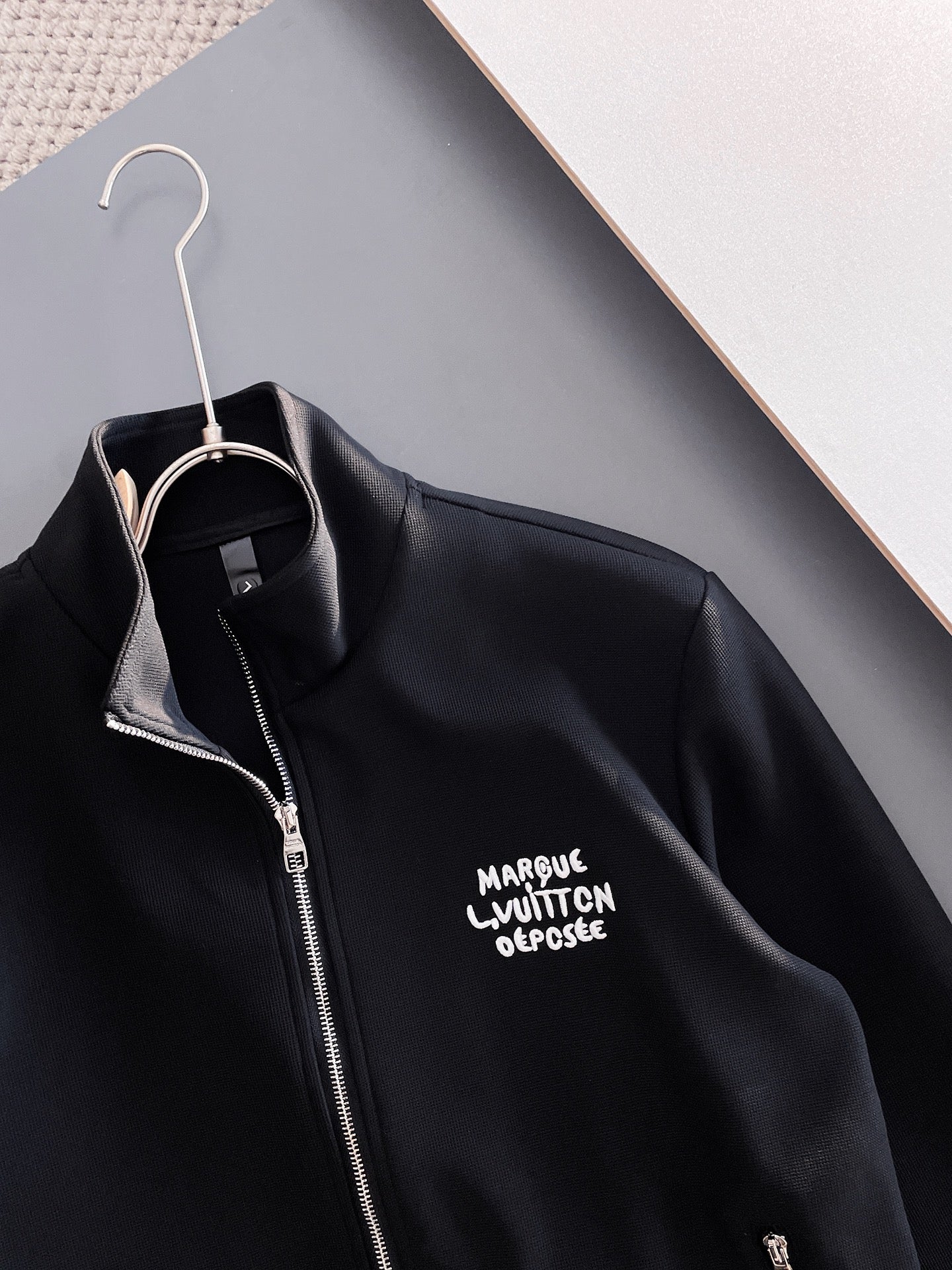 LV Men’s 2024 Fall/Winter Luxury Tracksuit – Boutique Edition, Premium Fabric, Timeless Elegance