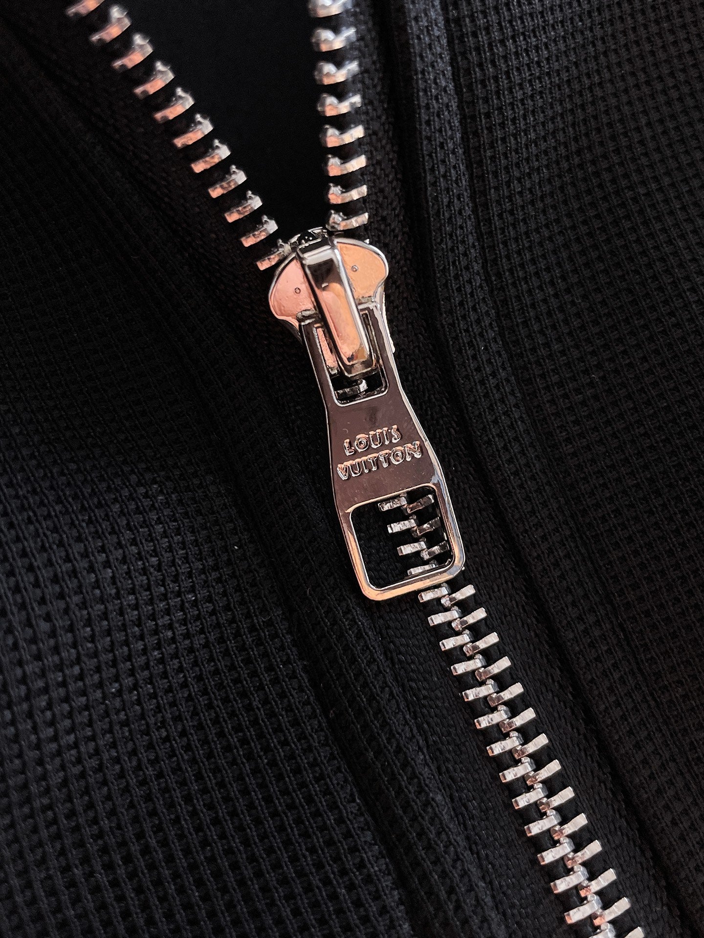 LV Men’s 2024 Fall/Winter Luxury Tracksuit – Boutique Edition, Premium Fabric, Timeless Elegance