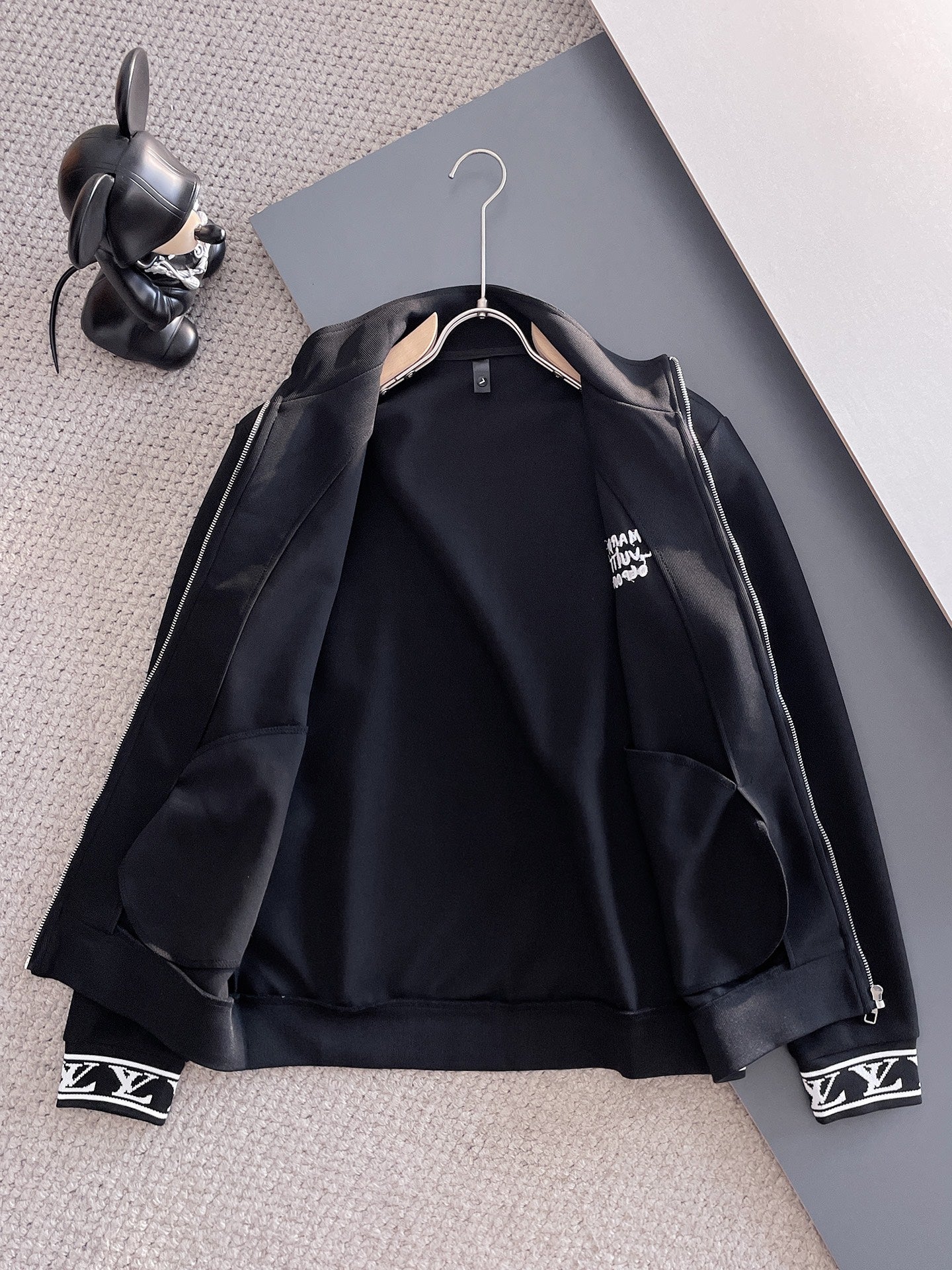 LV Men’s 2024 Fall/Winter Luxury Tracksuit – Boutique Edition, Premium Fabric, Timeless Elegance