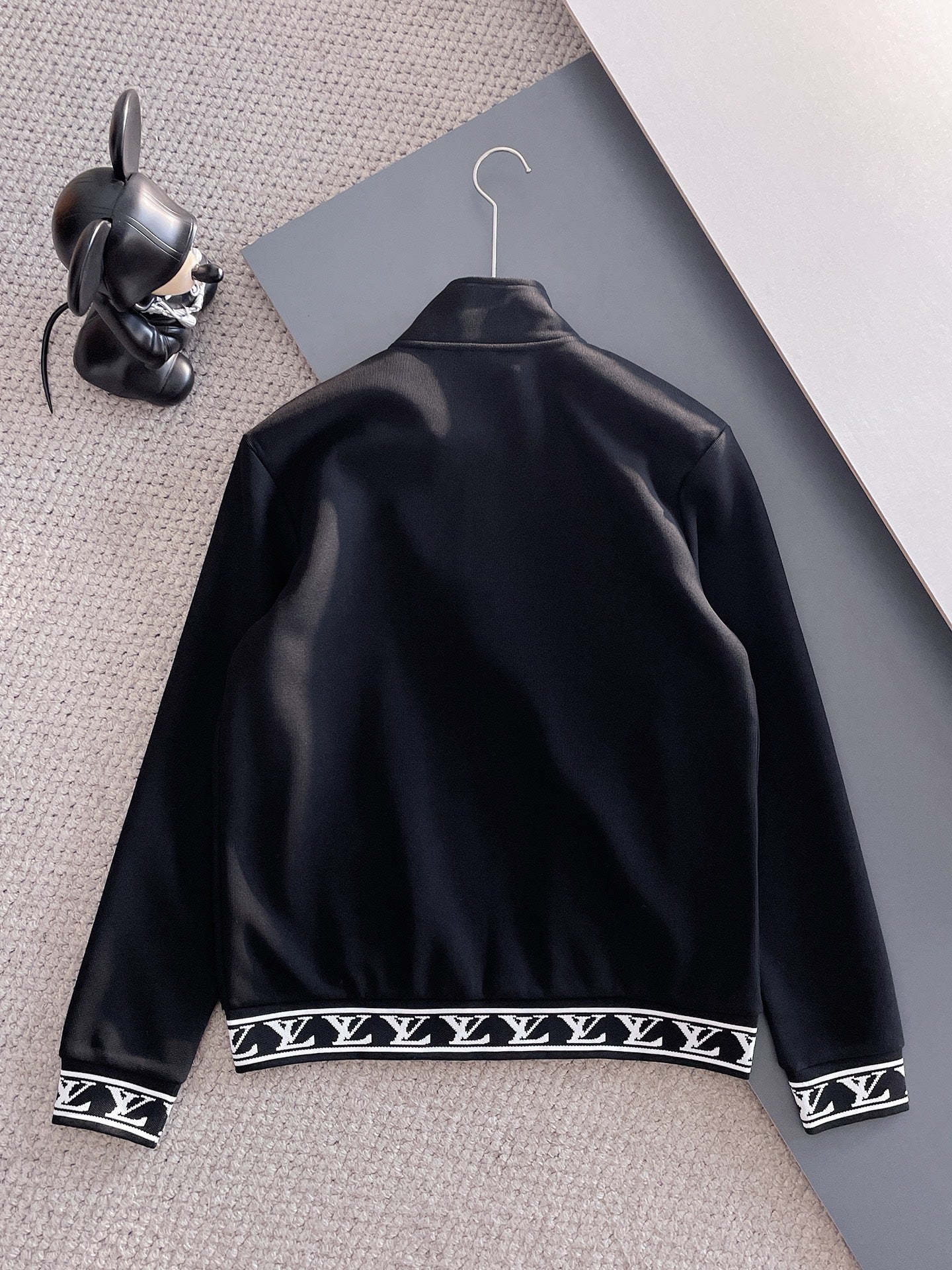 LV Men’s 2024 Fall/Winter Luxury Tracksuit – Boutique Edition, Premium Fabric, Timeless Elegance