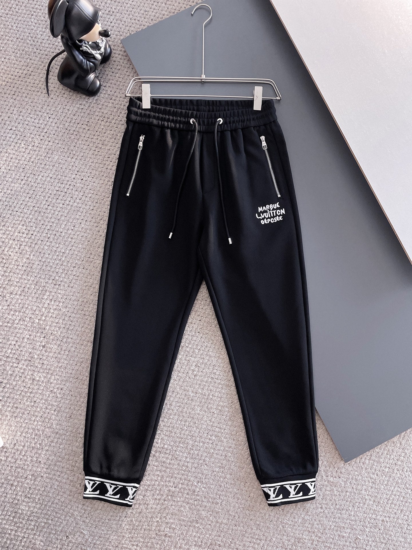 LV Men’s 2024 Fall/Winter Luxury Tracksuit – Boutique Edition, Premium Fabric, Timeless Elegance