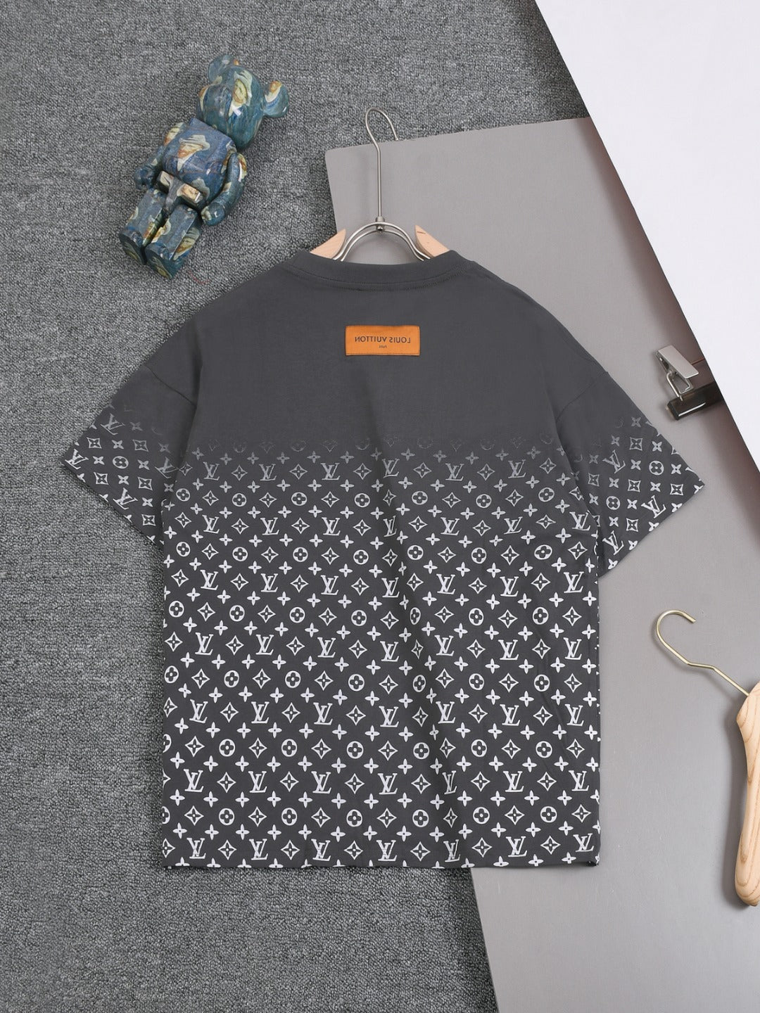 Louis Vuitton 25SS Classic Gradient Monogram Full-Print Cotton T-Shirt – White / Black / Gray / Green / Blue, XS-L