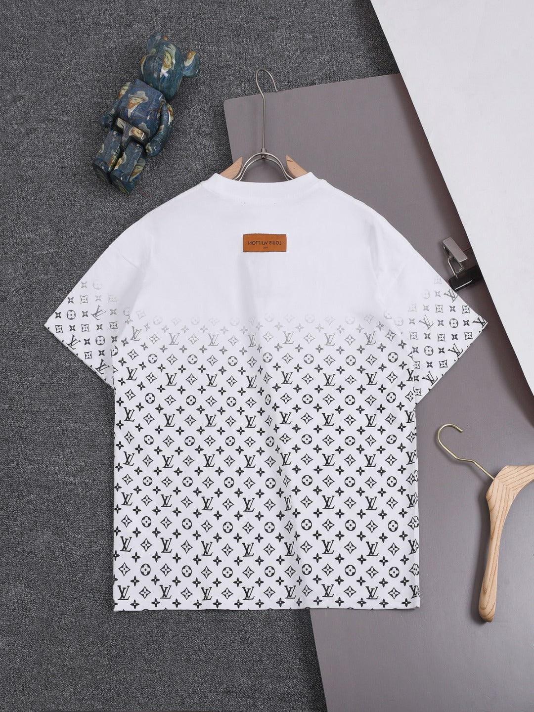 Louis Vuitton 25SS Classic Gradient Monogram Full-Print Cotton T-Shirt – White / Black / Gray / Green / Blue, XS-L
