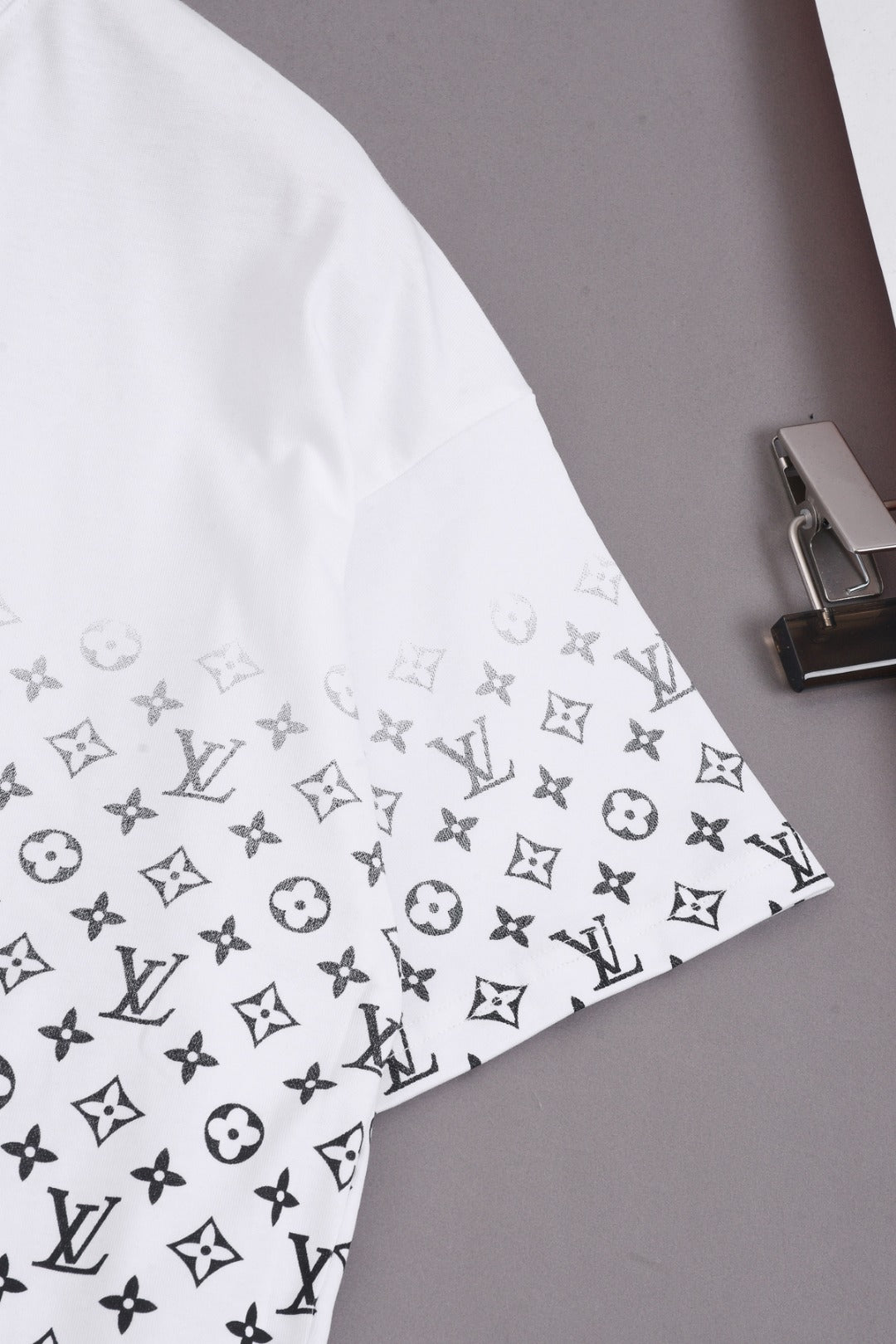 Louis Vuitton 25SS Classic Gradient Monogram Full-Print Cotton T-Shirt – White / Black / Gray / Green / Blue, XS-L
