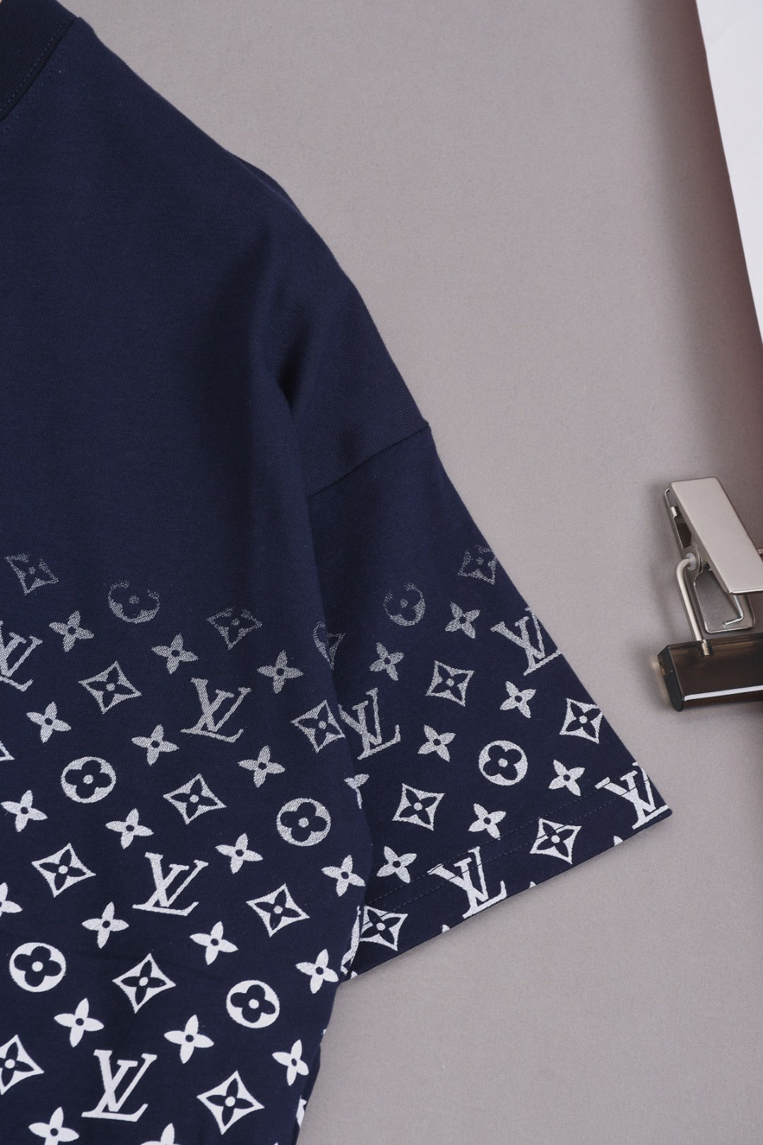 Louis Vuitton 25SS Classic Gradient Monogram Full-Print Cotton T-Shirt – White / Black / Gray / Green / Blue, XS-L