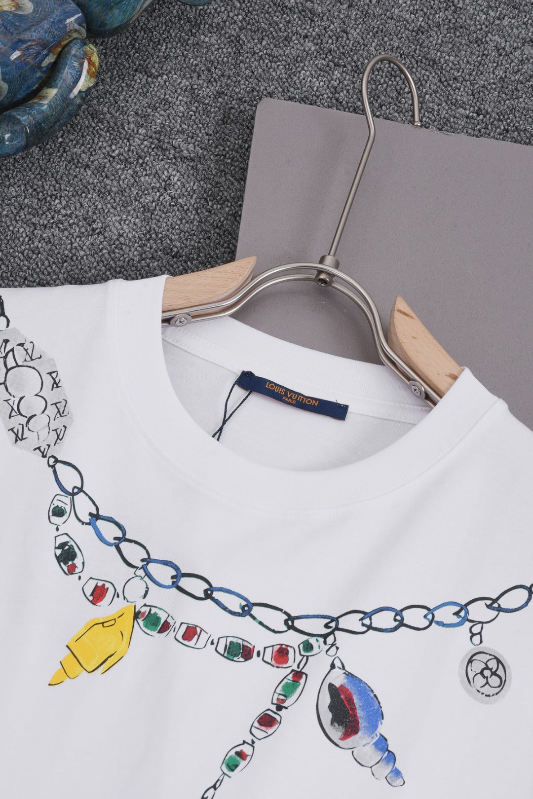Louis Vuitton 25SS Pendant Necklace Round Neck Cotton T-Shirt – White / Black, XS-L