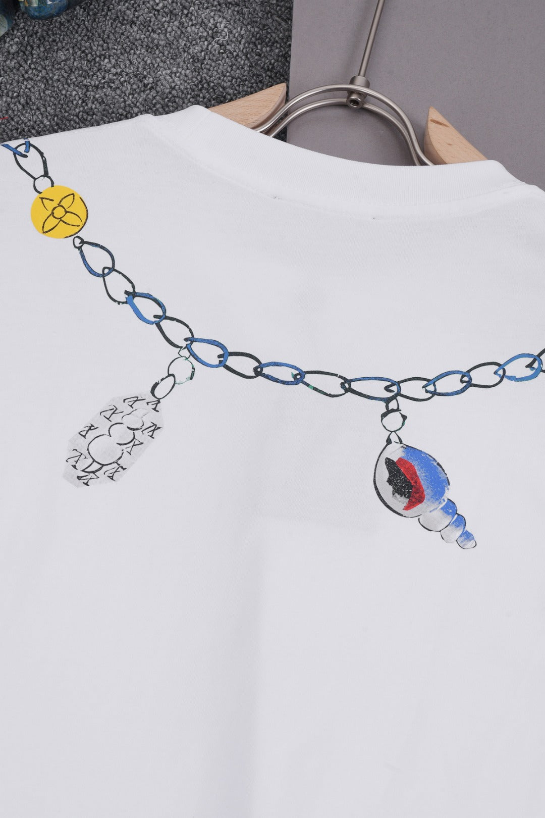 Louis Vuitton 25SS Pendant Necklace Round Neck Cotton T-Shirt – White / Black, XS-L