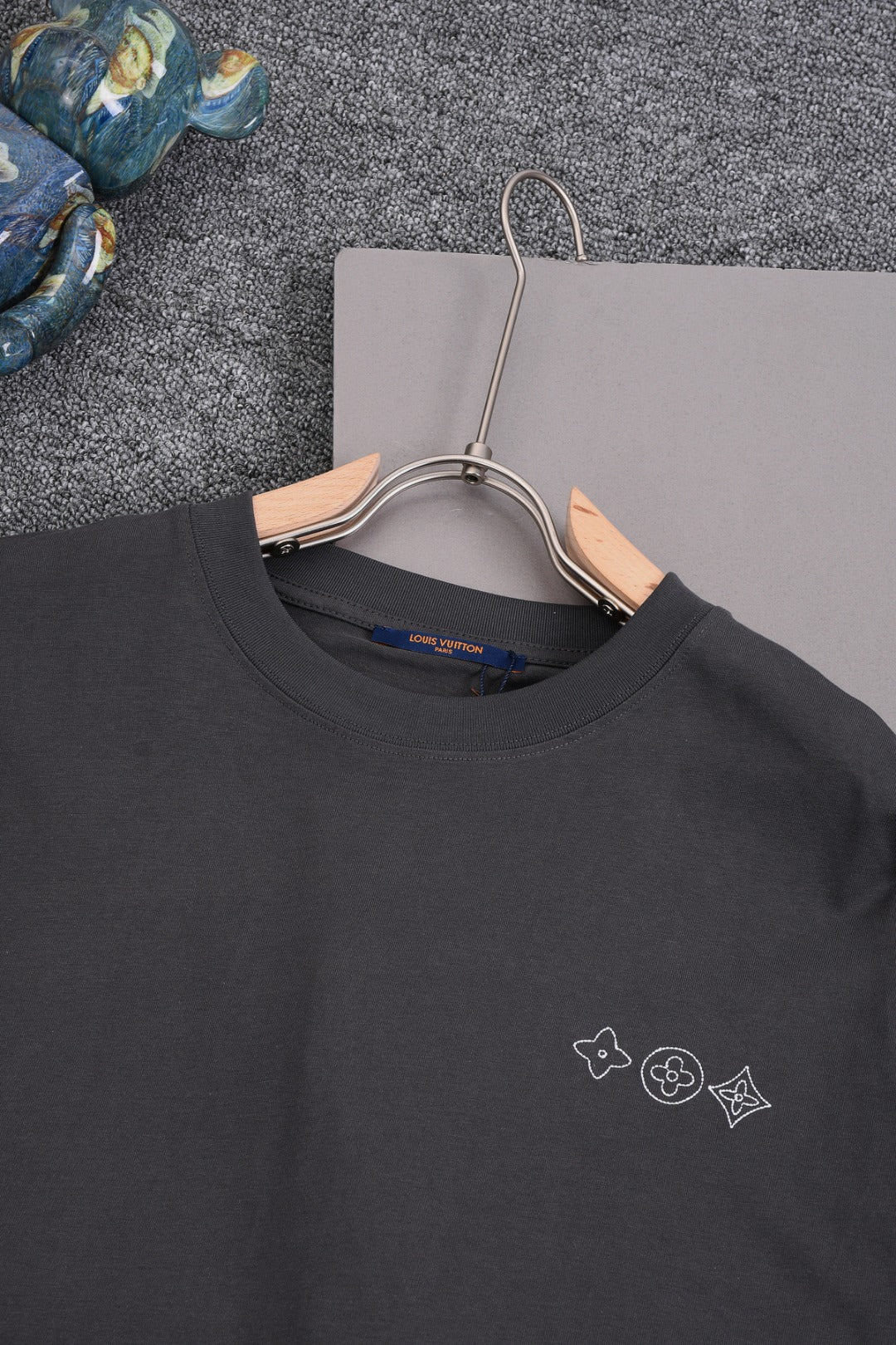 Louis Vuitton 25SS Triple Monogram Letter Front Print & Oversized Back Logo Cotton T-Shirt – White / Black / Gray, XS-L