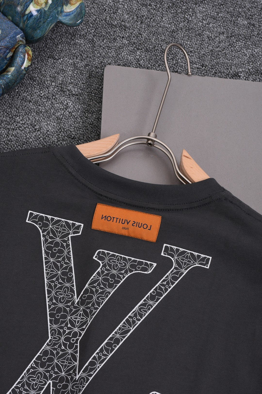 Louis Vuitton 25SS Triple Monogram Letter Front Print & Oversized Back Logo Cotton T-Shirt – White / Black / Gray, XS-L