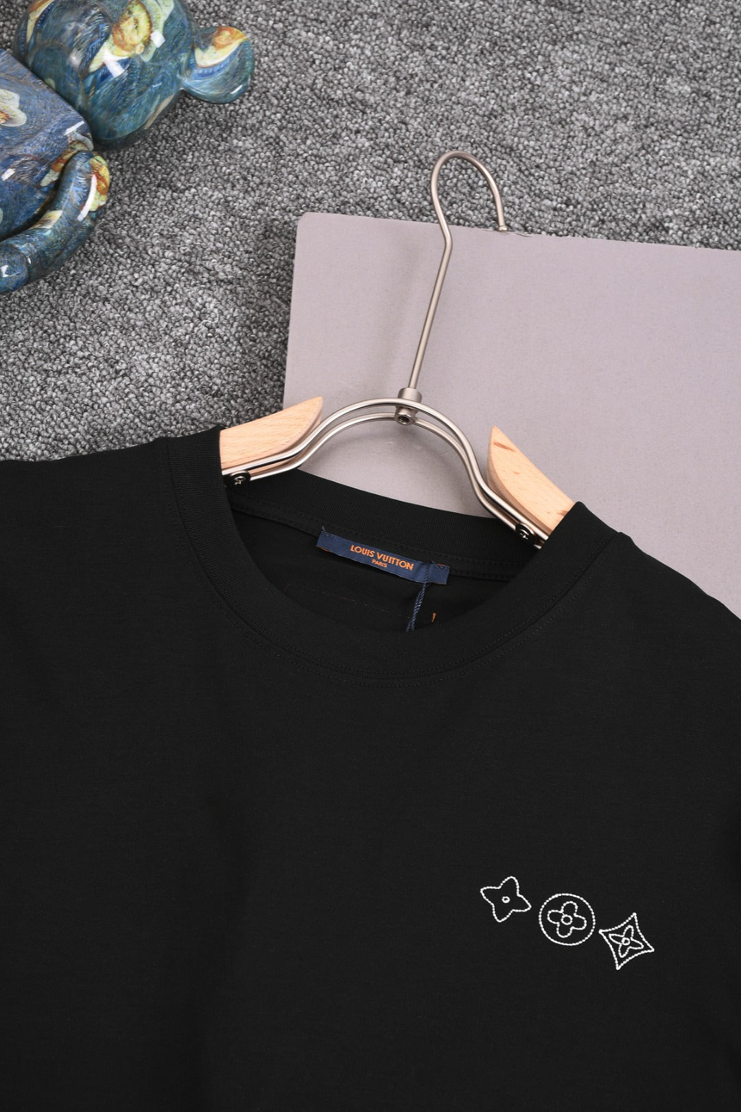 Louis Vuitton 25SS Triple Monogram Letter Front Print & Oversized Back Logo Cotton T-Shirt – White / Black / Gray, XS-L