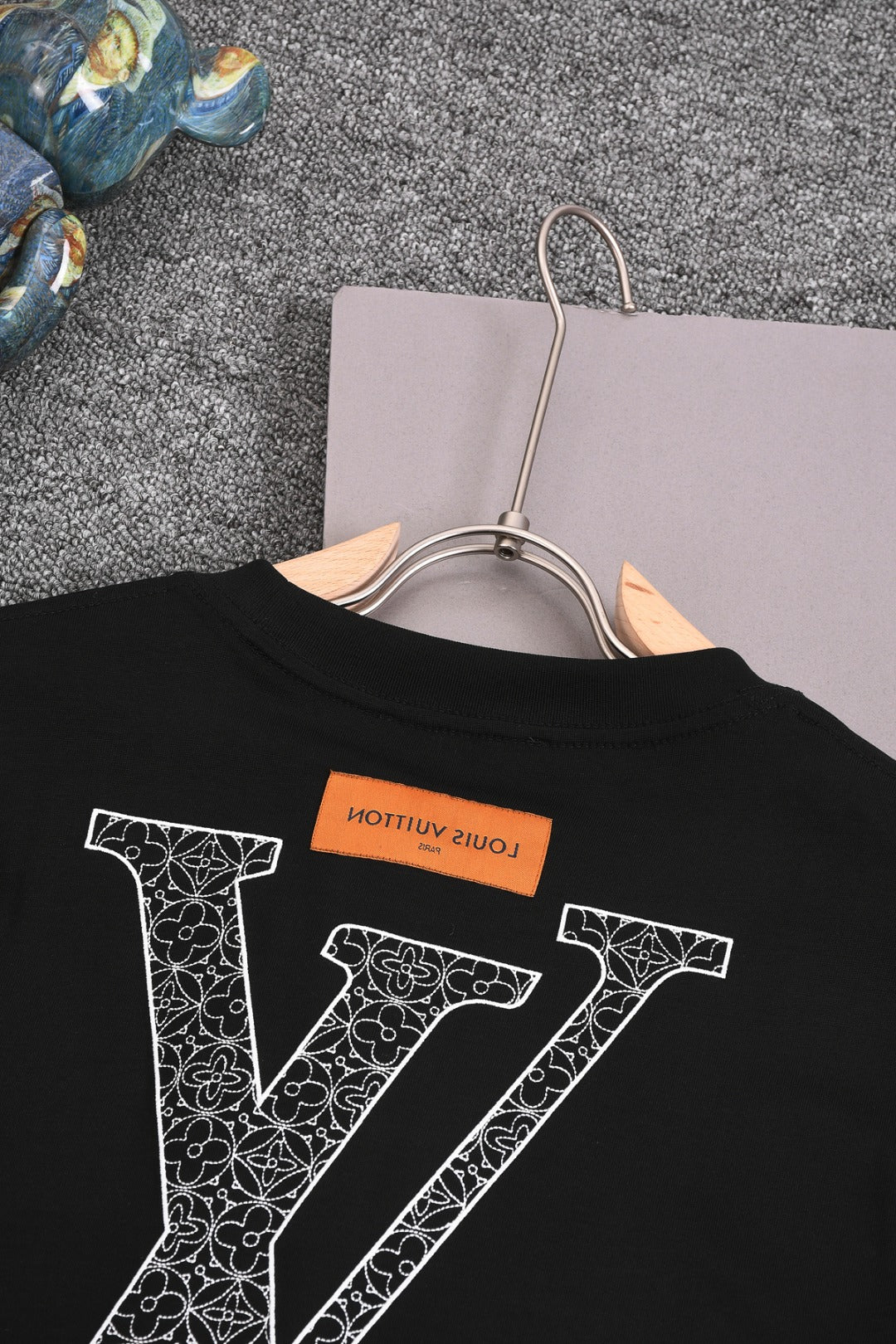 Louis Vuitton 25SS Triple Monogram Letter Front Print & Oversized Back Logo Cotton T-Shirt – White / Black / Gray, XS-L