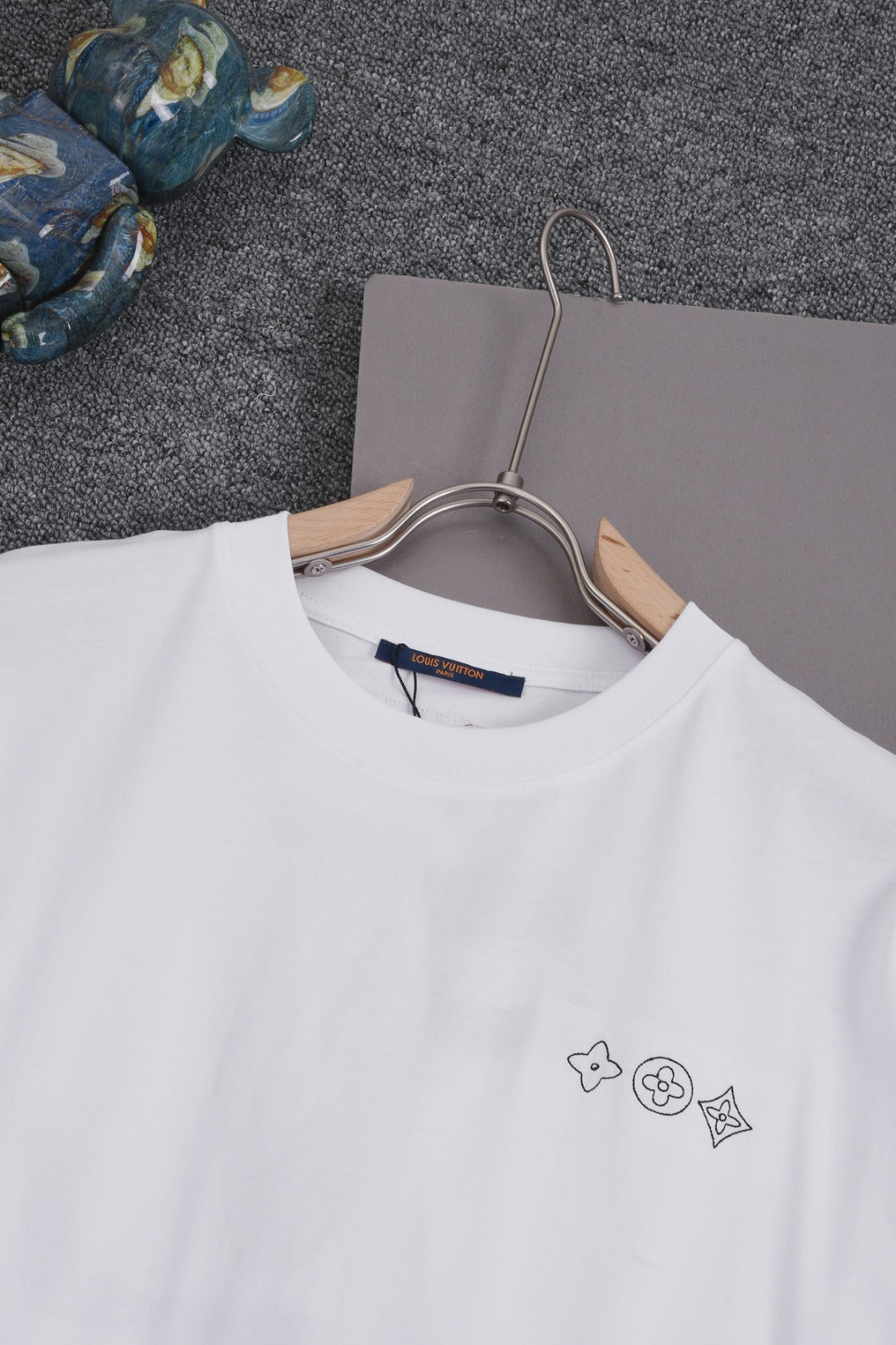 Louis Vuitton 25SS Triple Monogram Letter Chest Print & Oversized Back Logo Cotton T-Shirt – White / Black / Gray, XS-L