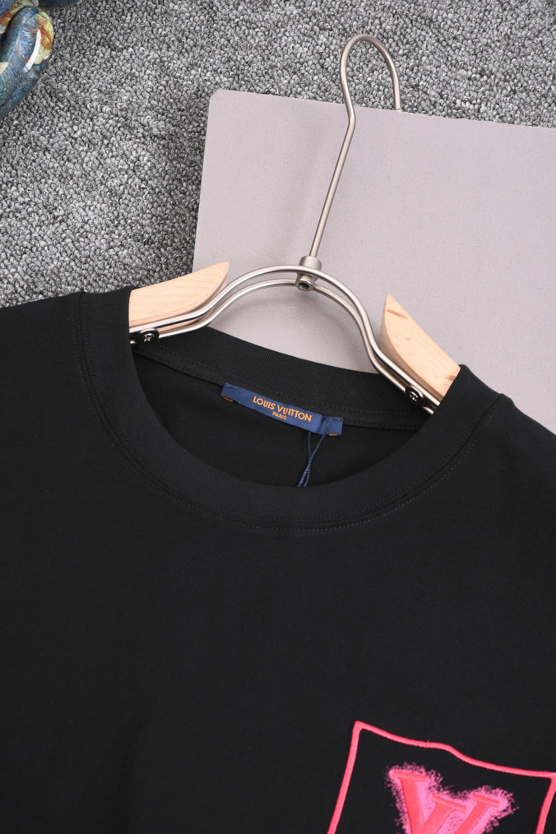 Louis Vuitton 25SS Mini Crest Embroidered Logo Printed Cotton T-Shirt – Black / White, XS-L