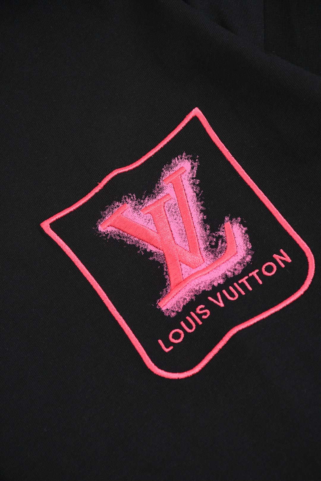 Louis Vuitton 25SS Mini Crest Embroidered Logo Printed Cotton T-Shirt – Black / White, XS-L