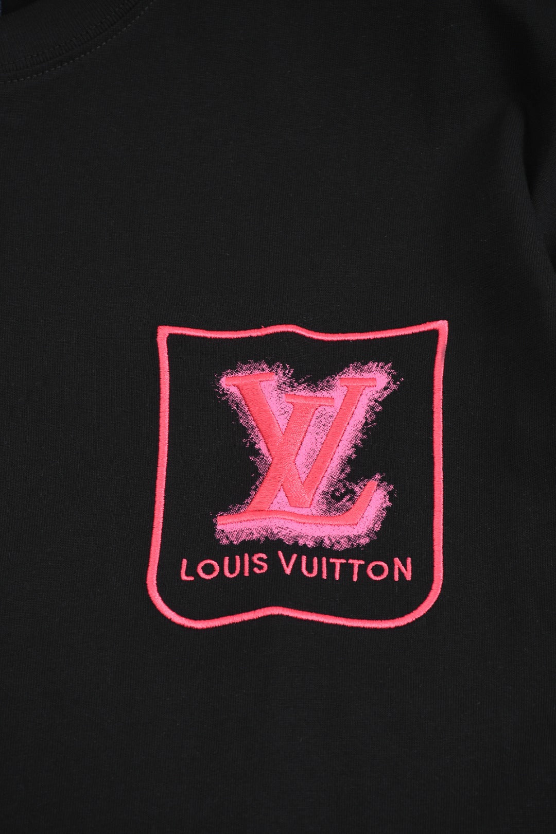Louis Vuitton 25SS Mini Crest Embroidered Logo Printed Cotton T-Shirt – Black / White, XS-L