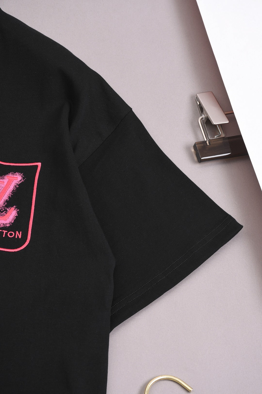 Louis Vuitton 25SS Mini Crest Embroidered Logo Printed Cotton T-Shirt – Black / White, XS-L