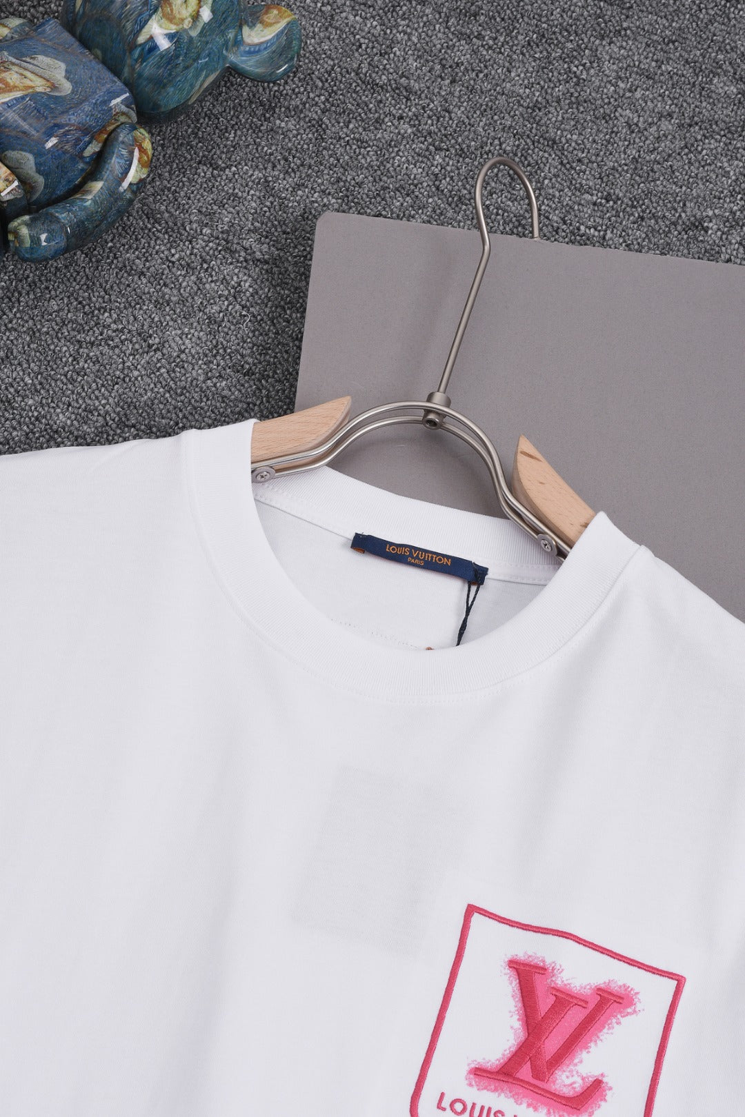 Louis Vuitton 25SS Mini Crest Embroidered Logo Printed Short Sleeve Cotton T-Shirt – Black / White, XS-L