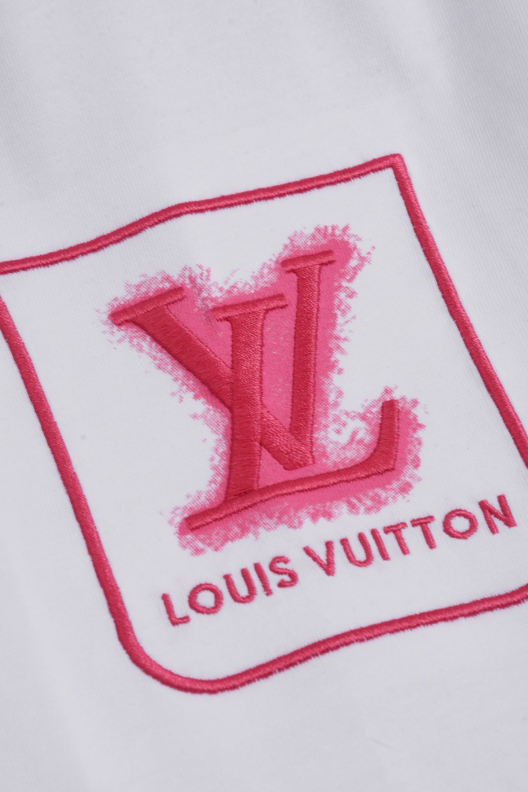 Louis Vuitton 25SS Mini Crest Embroidered Logo Printed Short Sleeve Cotton T-Shirt – Black / White, XS-L