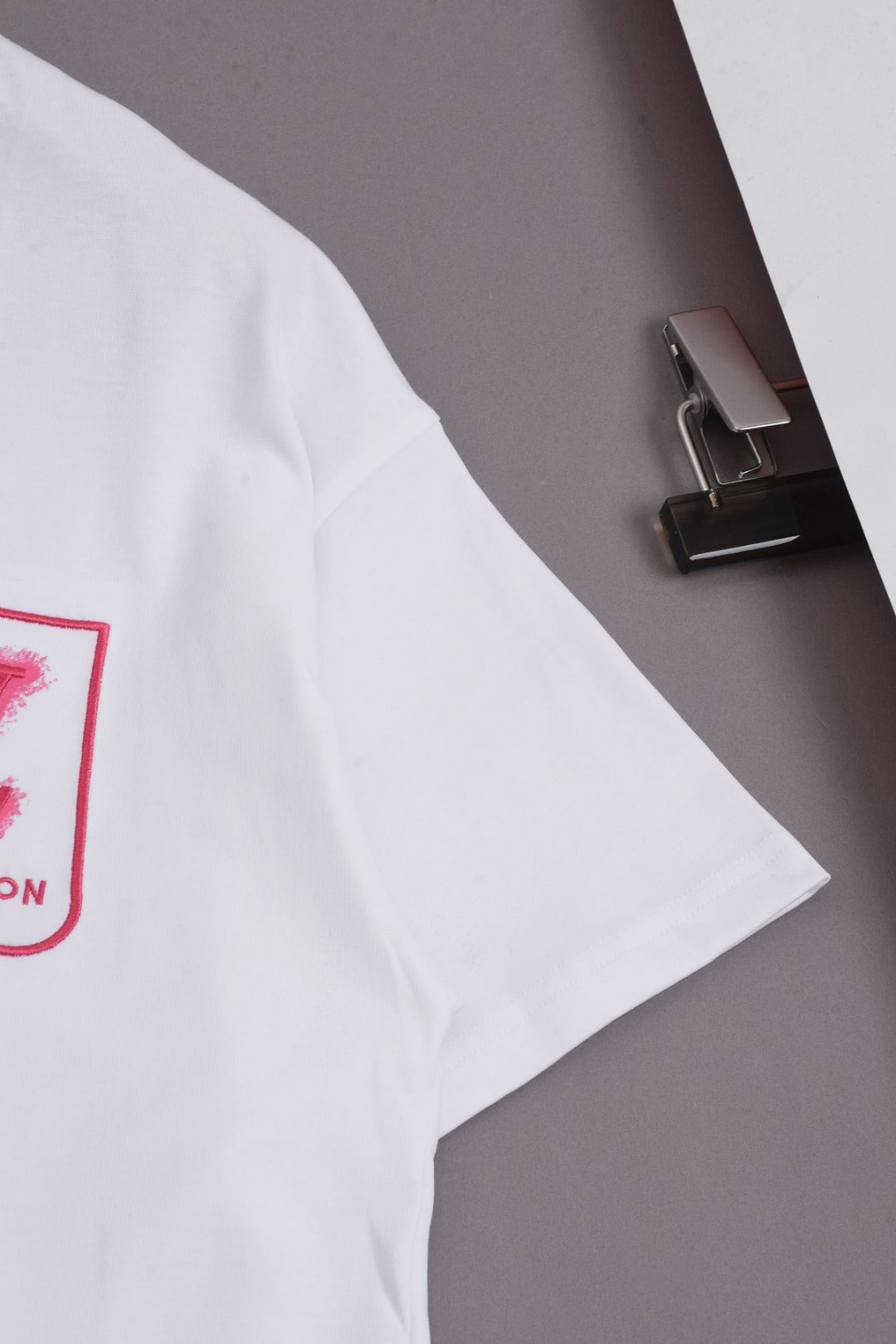 Louis Vuitton 25SS Mini Crest Embroidered Logo Printed Short Sleeve Cotton T-Shirt – Black / White, XS-L