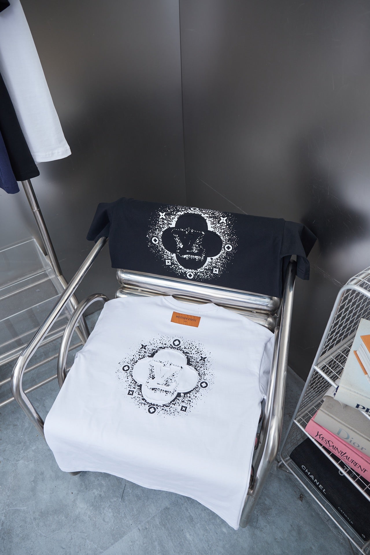 Louis Vuitton 25SS Early Spring Embroidered Patch Logo T-Shirt (Black/White, S–XL)