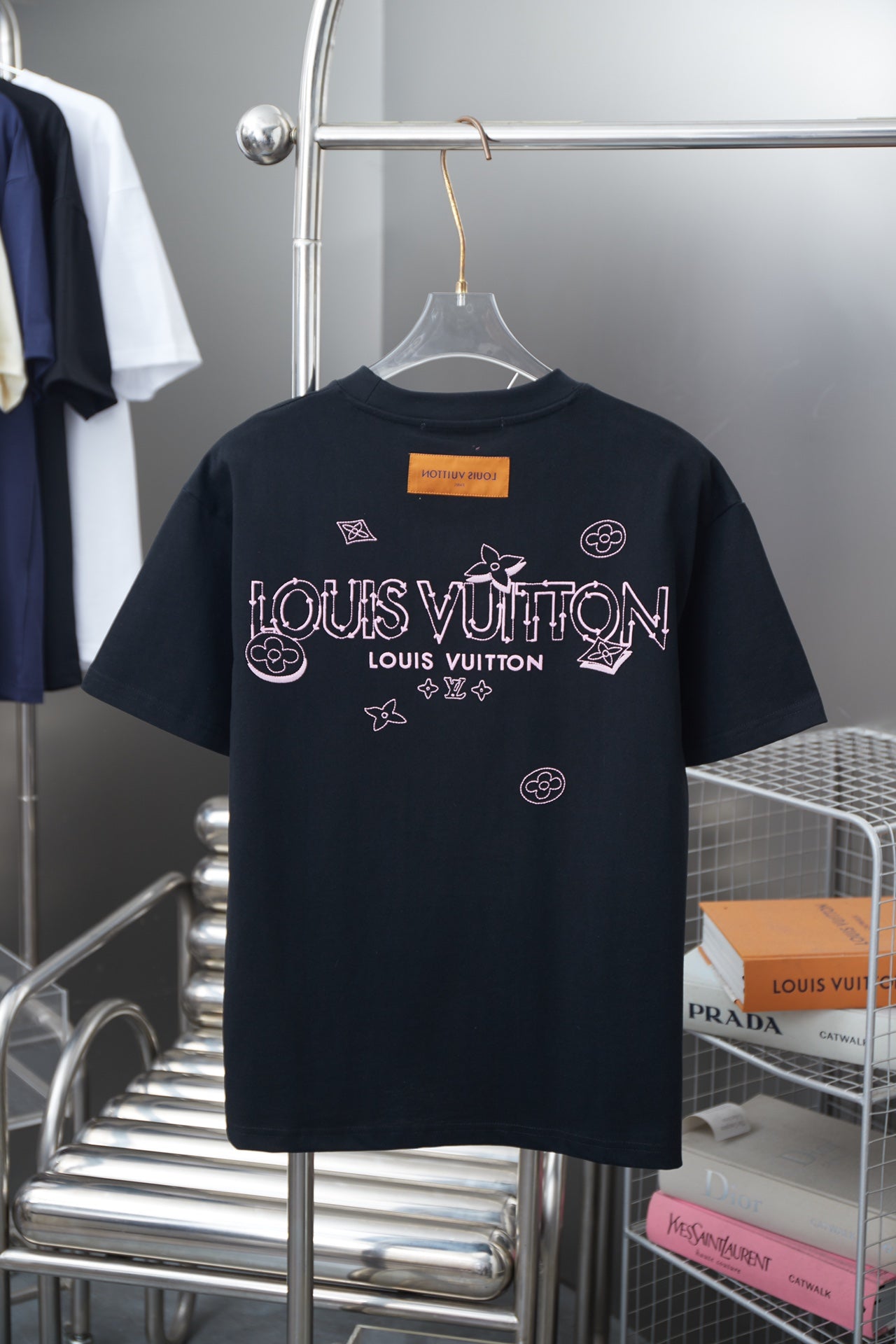 Louis Vuitton 25SS Early Spring Clover Logo Embroidered T-Shirt – Unisex, Premium Cotton, Black/White/Gray (S–XL)