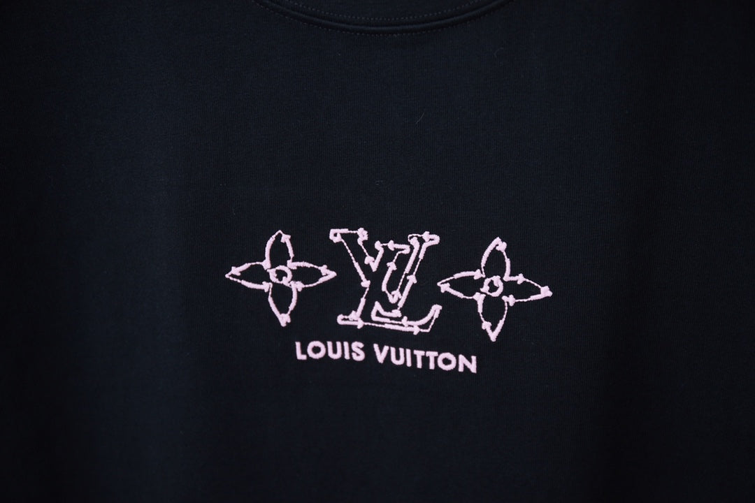 Louis Vuitton 25SS Early Spring Clover Logo Embroidered T-Shirt – Unisex, Premium Cotton, Black/White/Gray (S–XL)