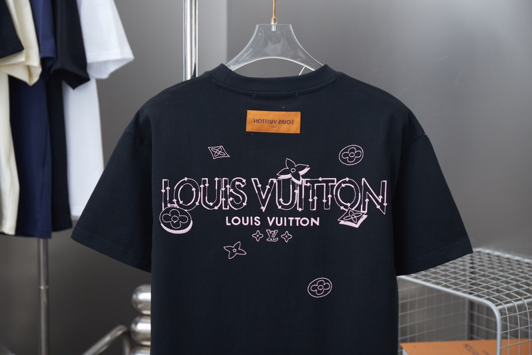 Louis Vuitton 25SS Early Spring Clover Logo Embroidered T-Shirt – Unisex, Premium Cotton, Black/White/Gray (S–XL)