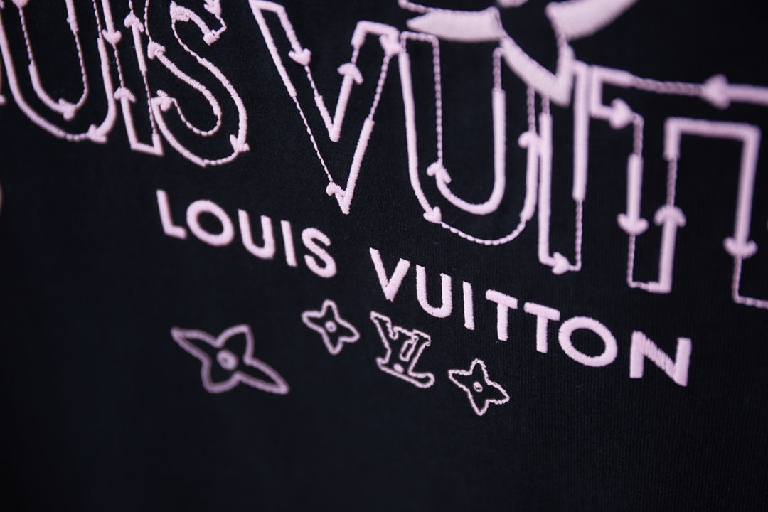 Louis Vuitton 25SS Early Spring Clover Logo Embroidered T-Shirt – Unisex, Premium Cotton, Black/White/Gray (S–XL)