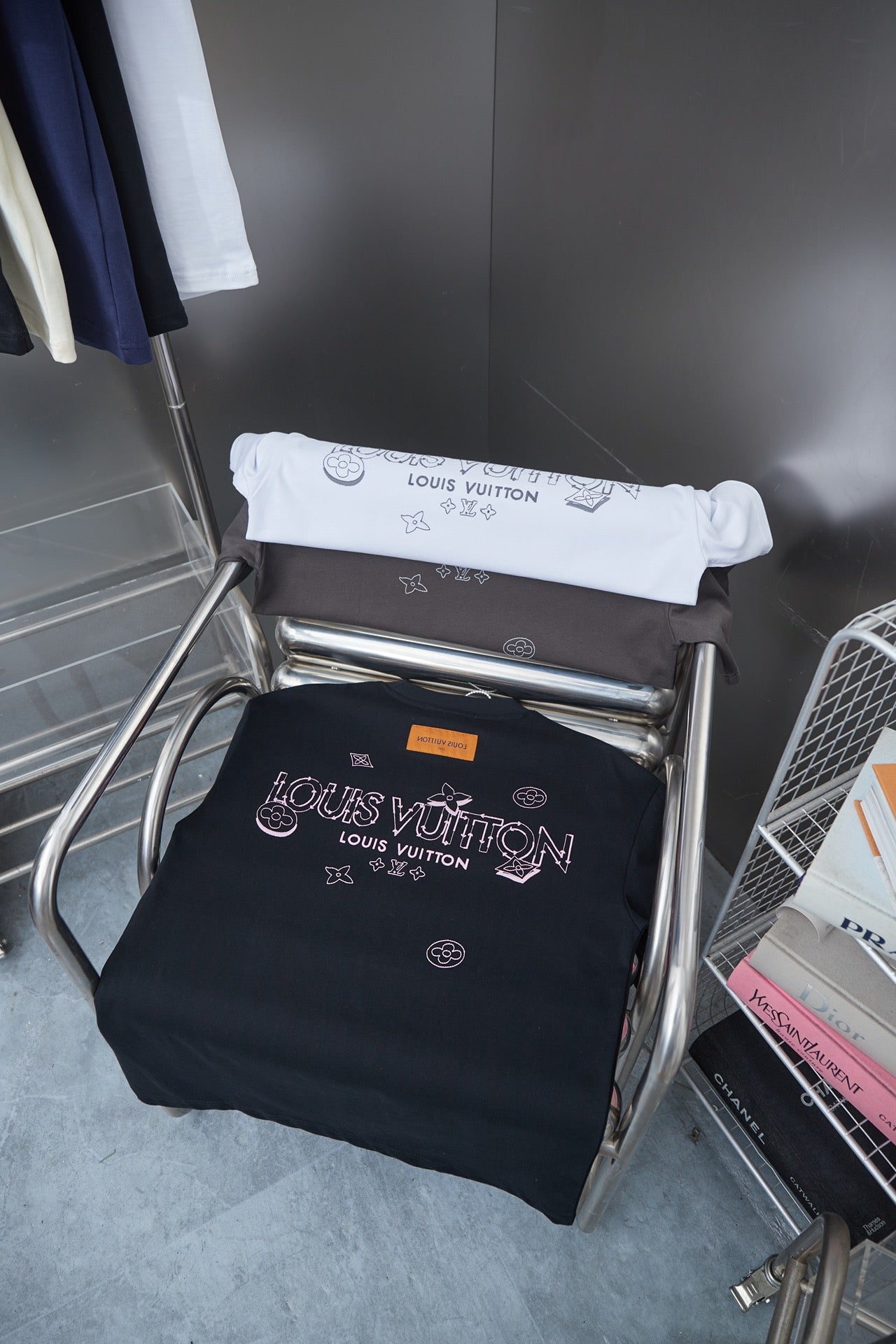 Louis Vuitton 25SS Early Spring Clover Logo Embroidered T-Shirt – Unisex, Premium Cotton, Black/White/Gray (S–XL)