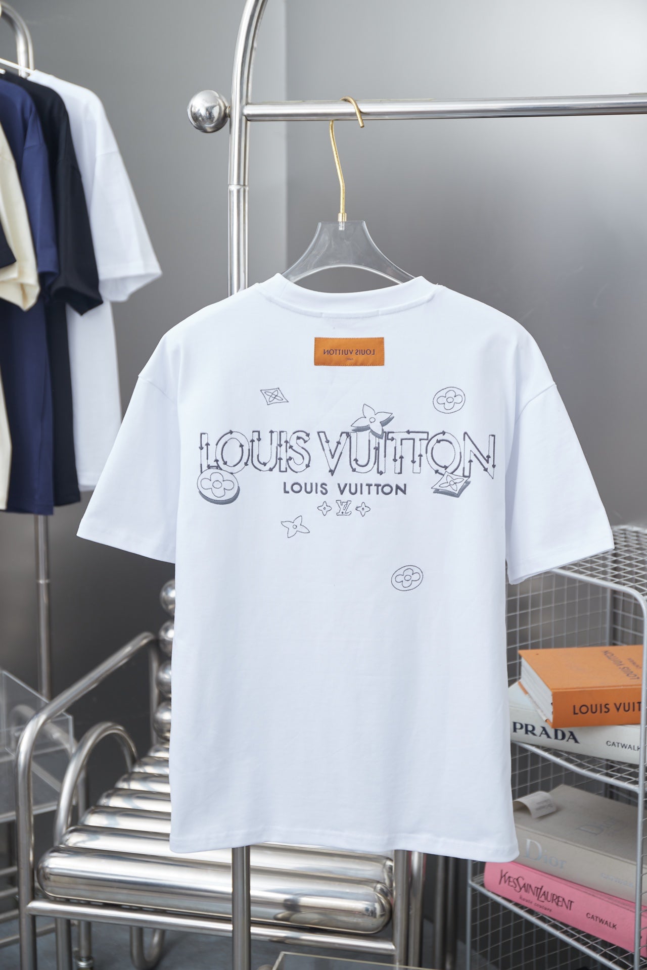 Louis Vuitton 25SS Early Spring Clover Logo Embroidered T-Shirt – Unisex Cotton Tee, Black/White/Gray (S–XL)