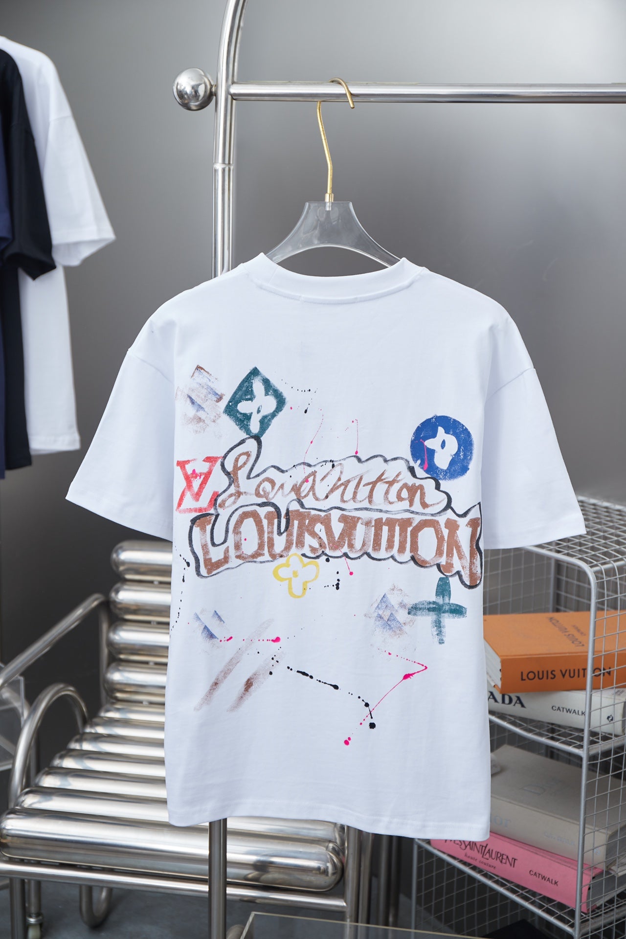 Louis Vuitton 25SS Early Spring Graffiti Hand-Painted Logo T-Shirt – Unisex Cotton Tee, Black/White (S–XL)