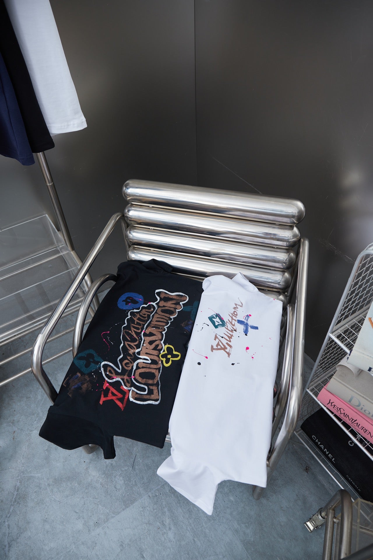 Louis Vuitton 25SS Early Spring Graffiti Hand-Painted Logo T-Shirt – Unisex Cotton Tee, Black/White (S–XL)