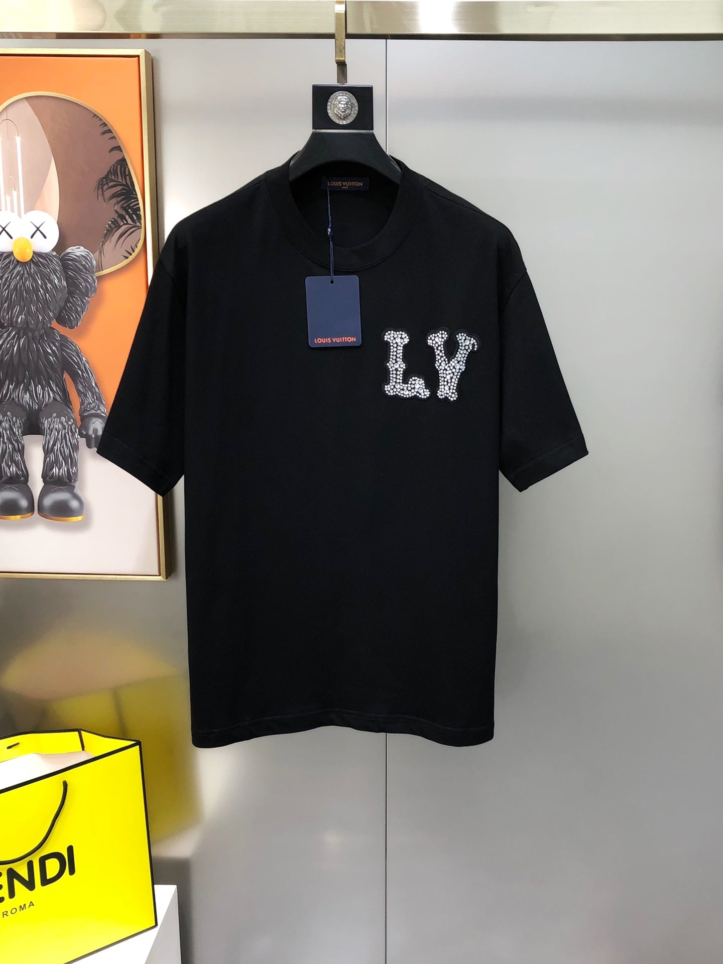 Louis Vuitton 2024 SS Men’s Crewneck T-Shirt – Premium Cotton, Embroidered & Rhinestone Logo, Oversized Fit (S–3XL), Black/White/Red/Brown