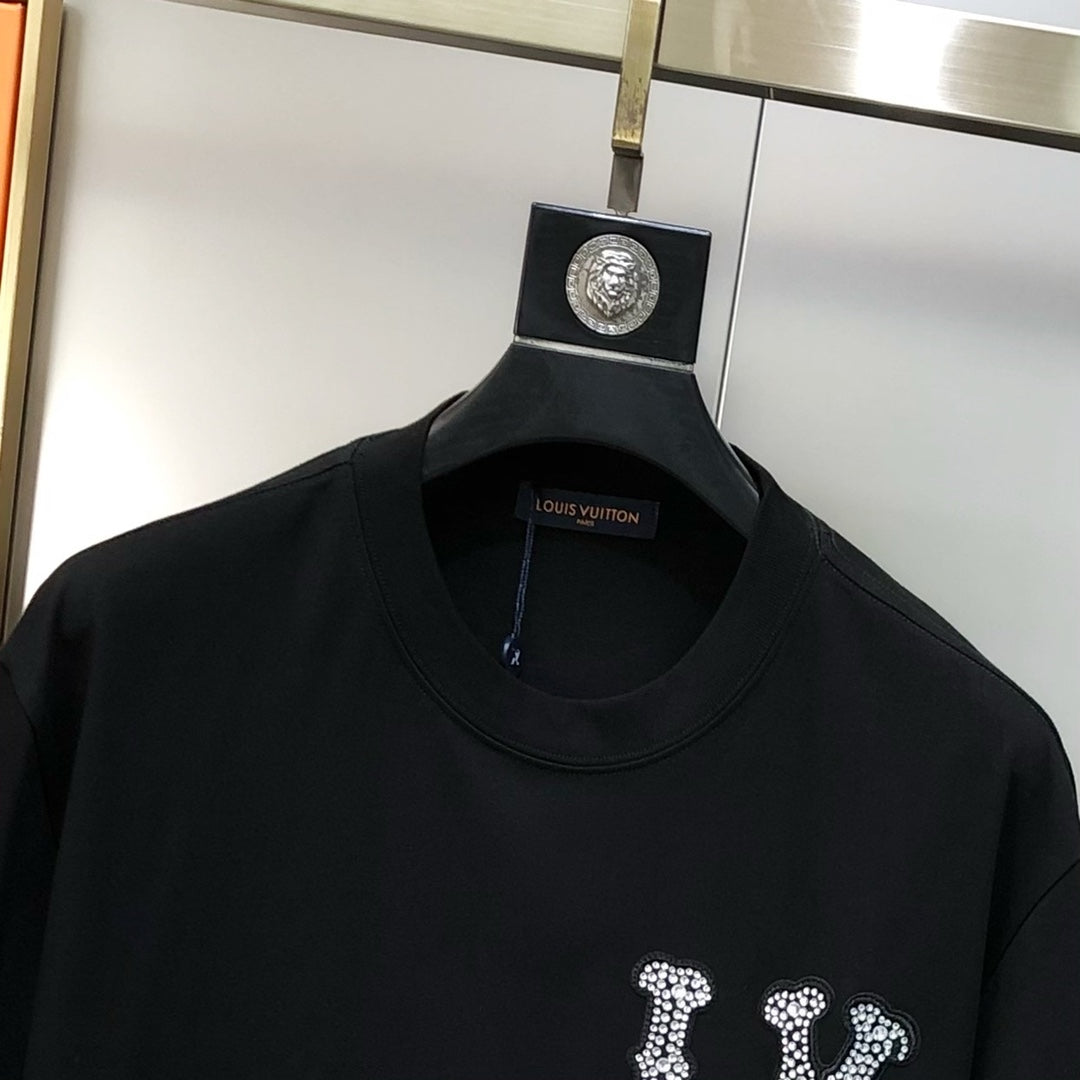 Louis Vuitton 2024 SS Men’s Crewneck T-Shirt – Premium Cotton, Embroidered & Rhinestone Logo, Oversized Fit (S–3XL), Black/White/Red/Brown