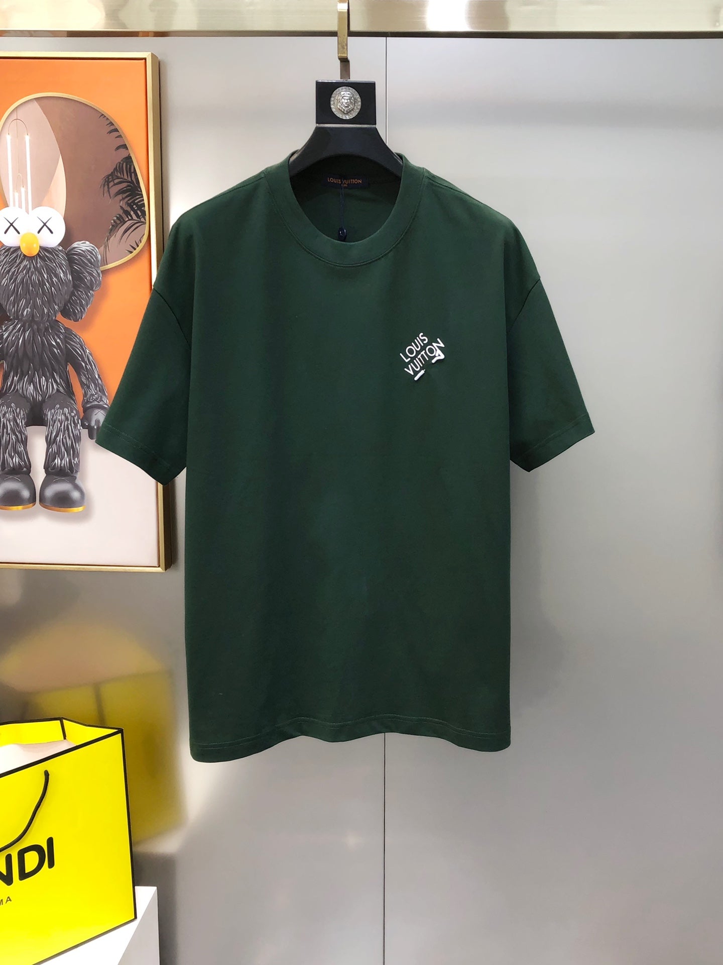 Louis Vuitton 2024 Early Spring Men’s Crew Neck T-Shirt – Premium Logo Hardware Design, Unisex (S–3XL)