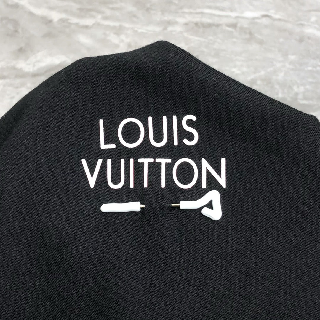 Louis Vuitton 2024 Early Spring Men’s Crew Neck T-Shirt – Premium Logo Hardware Design, Unisex (S–3XL)