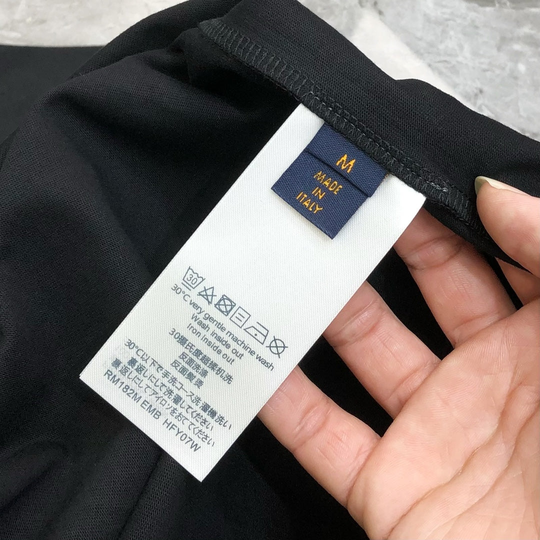 Louis Vuitton 2024 Early Spring Men’s Crew Neck T-Shirt – Premium Logo Hardware Design, Unisex (S–3XL)