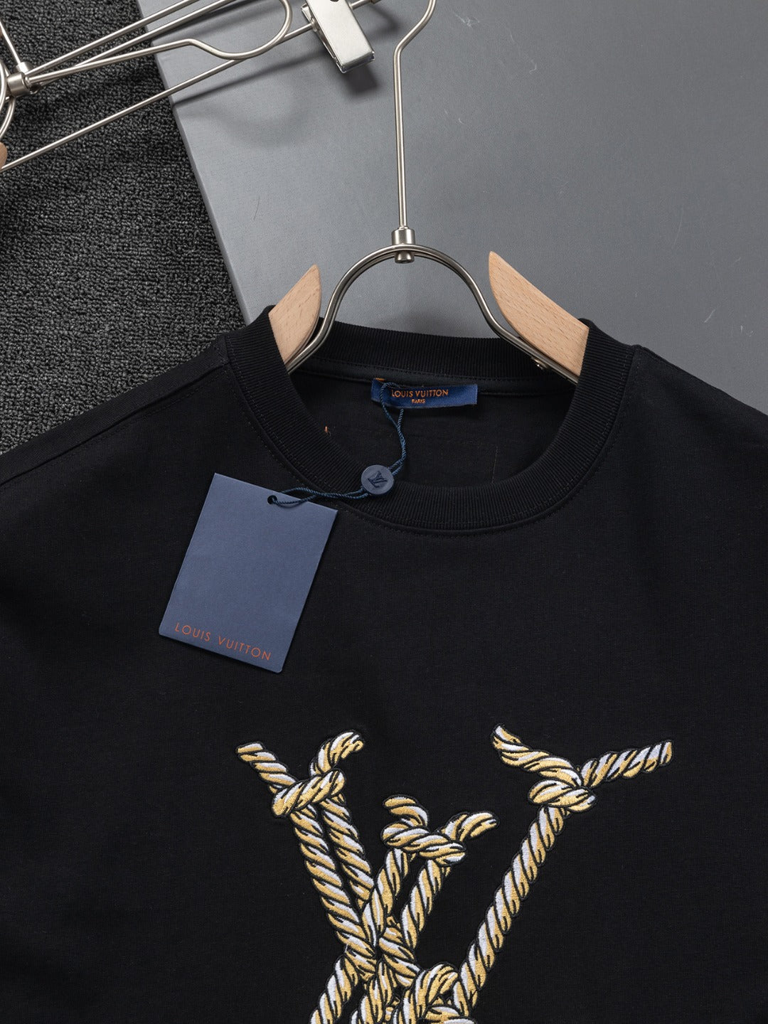 Louis Vuitton 25SS Rope Embroidered Logo T-Shirt – XS, S, M, L – Unisex Premium Cotton