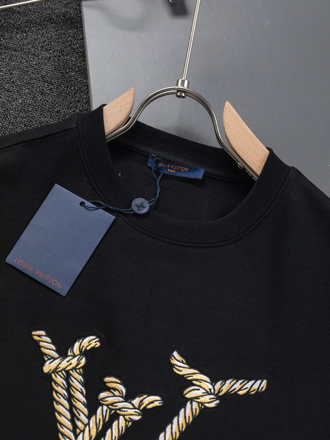 Louis Vuitton 25SS Rope Embroidered Logo T-Shirt – XS, S, M, L – Unisex Premium Cotton