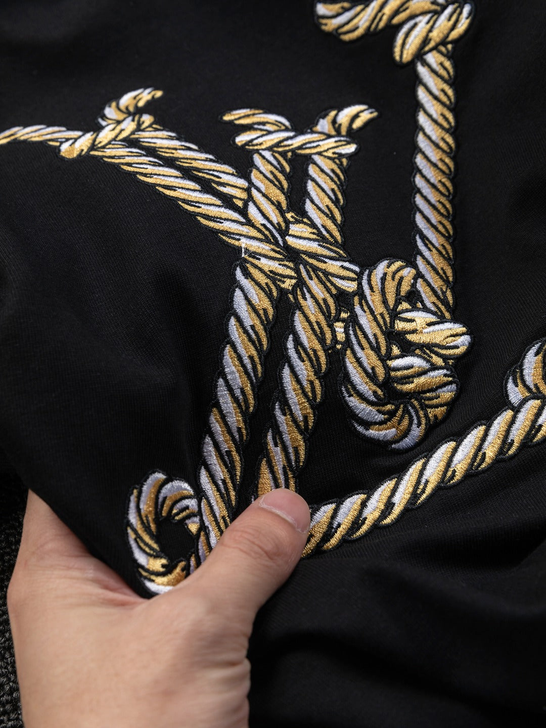 Louis Vuitton 25SS Rope Embroidered Logo T-Shirt – XS, S, M, L – Unisex Premium Cotton