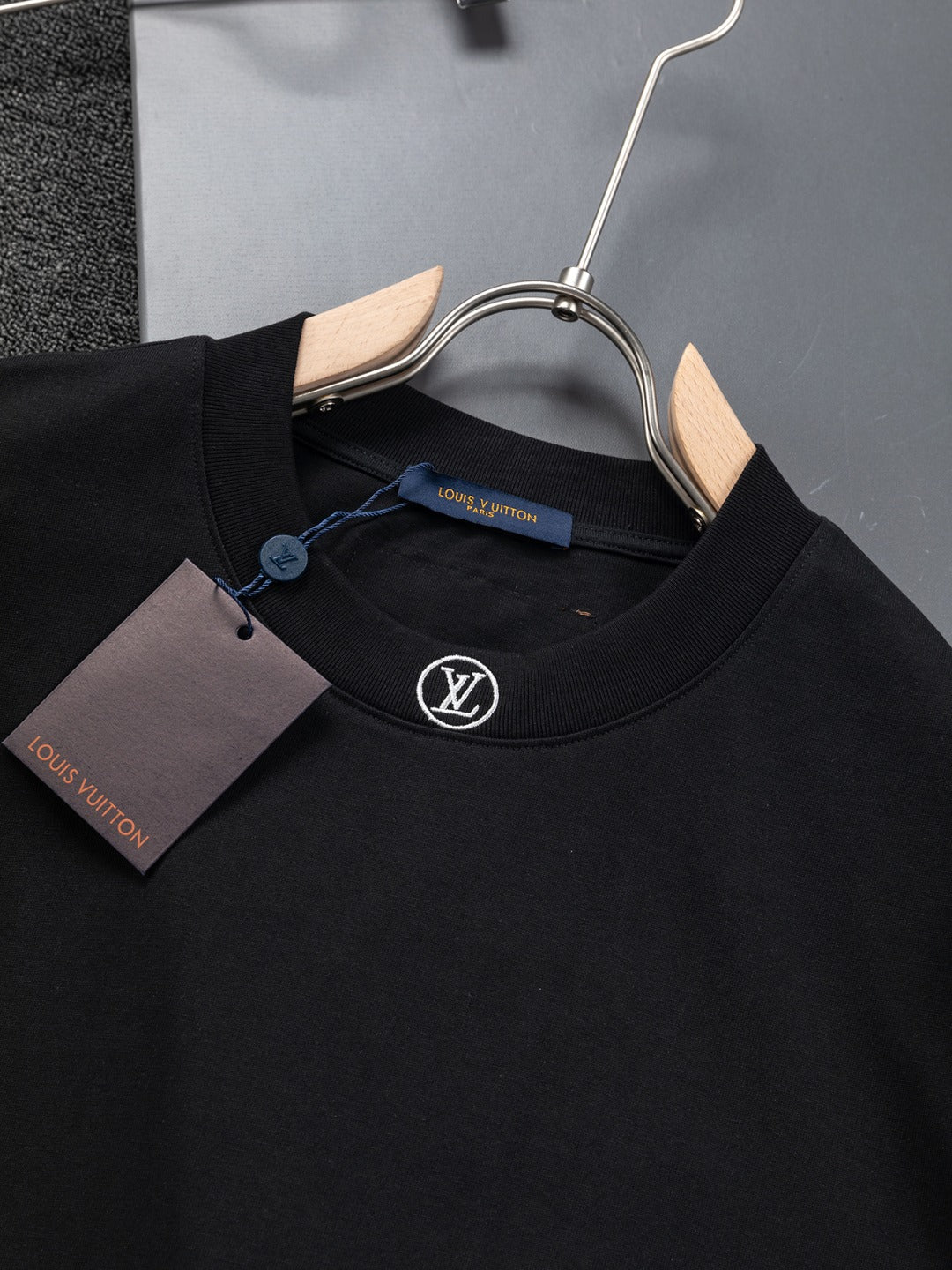 Louis Vuitton 25SS Embroidered Logo Round Neck T-Shirt – XS, S, M, L – Unisex Premium Cotton Tee