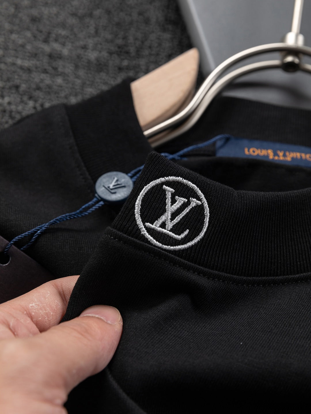 Louis Vuitton 25SS Embroidered Logo Round Neck T-Shirt – XS, S, M, L – Unisex Premium Cotton Tee