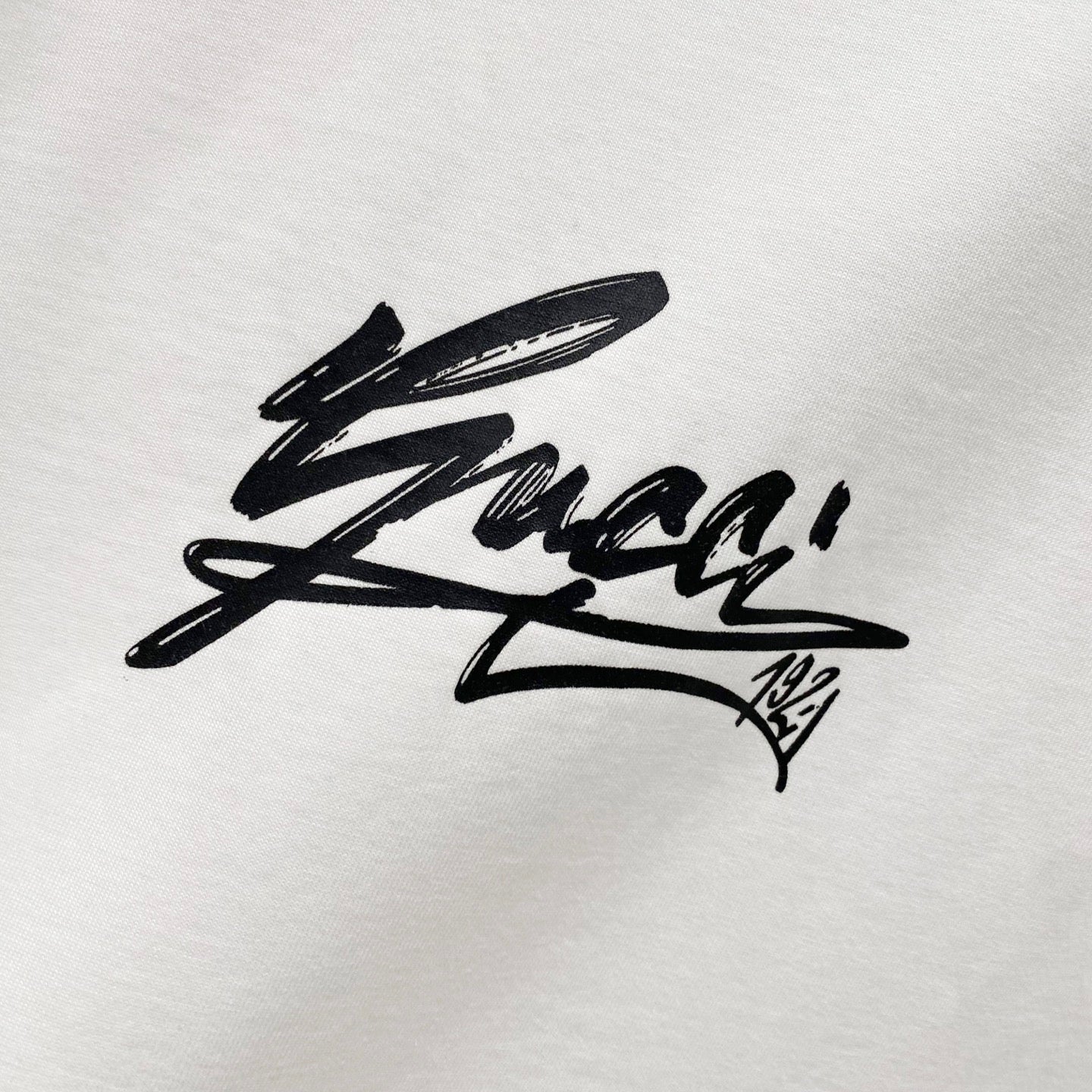 GUCCI Signature Logo Print Crewneck T-Shirt – Unisex Premium Cotton in Black/White, S–XL